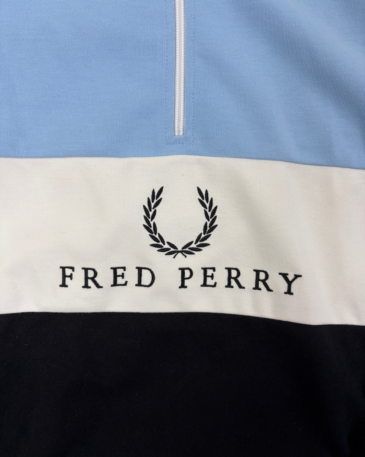 Fred Perry Half-Zip Pullover Hellblau-Weiß-Schwarz Größe XL – Detail
