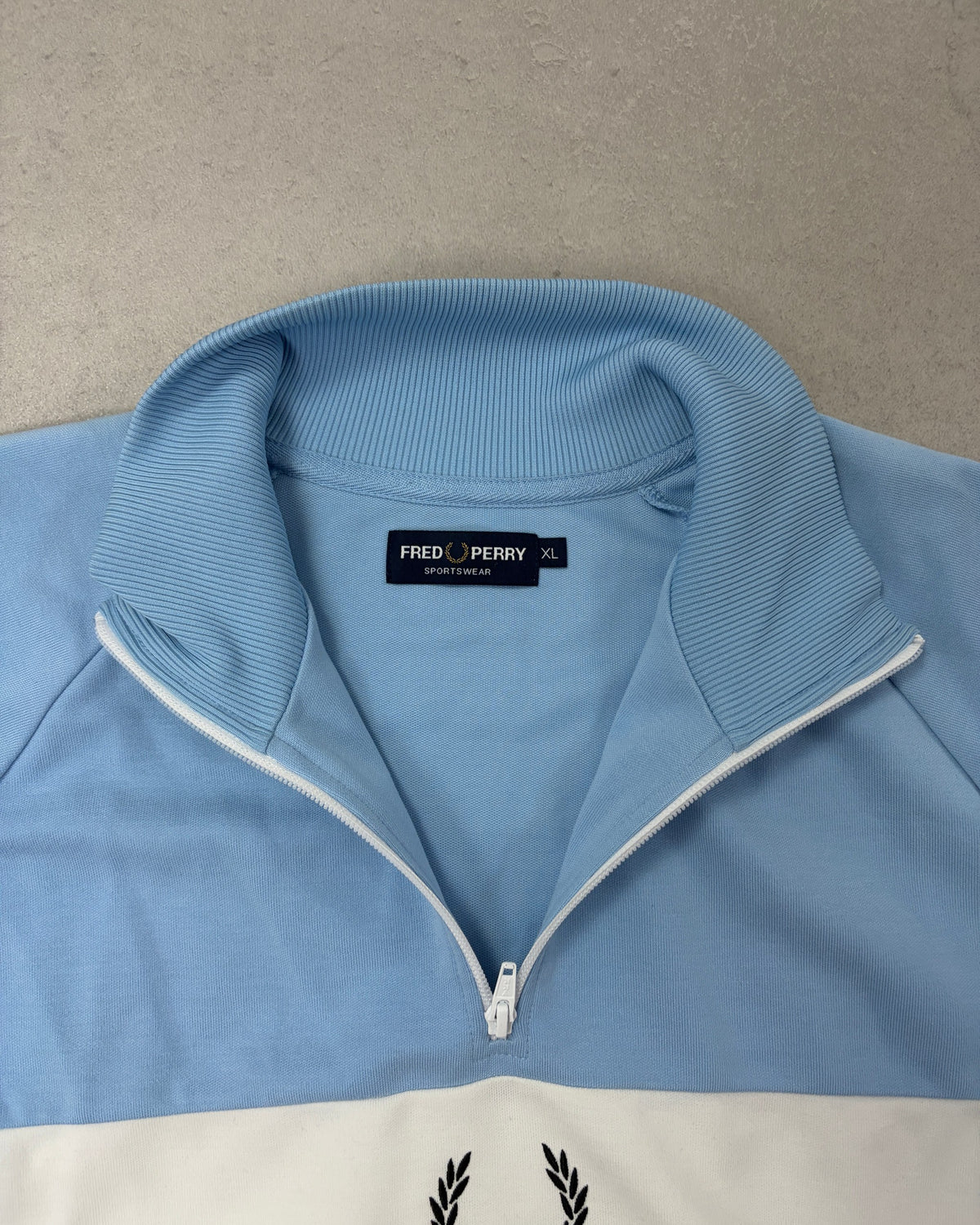Fred Perry Half-Zip Pullover Hellblau-Weiß-Schwarz Größe XL – Etikett