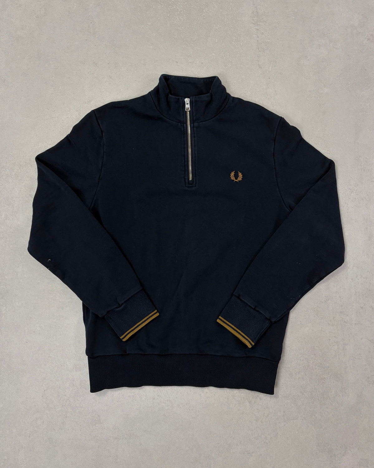 Fred Perry Half-Zip Pullover Navy mit goldenem Lorbeer Größe M – Vorderseite