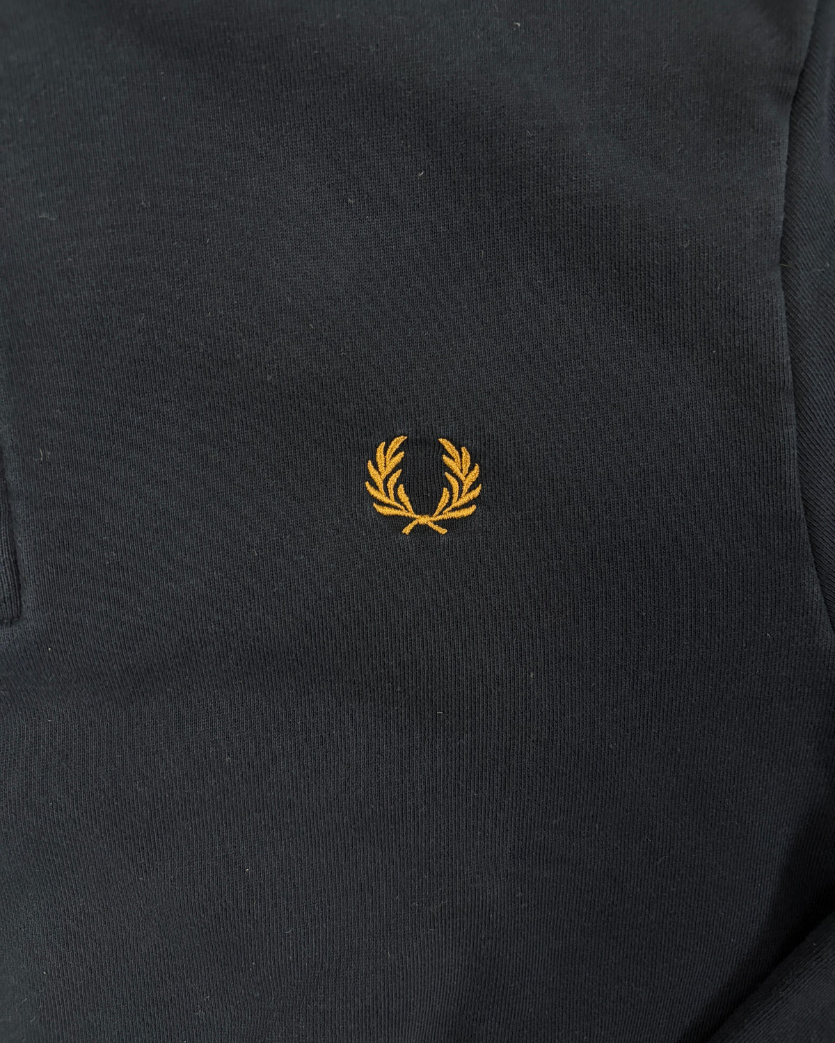 Fred Perry Half-Zip Pullover Navy mit goldenem Lorbeer Größe M – Detail