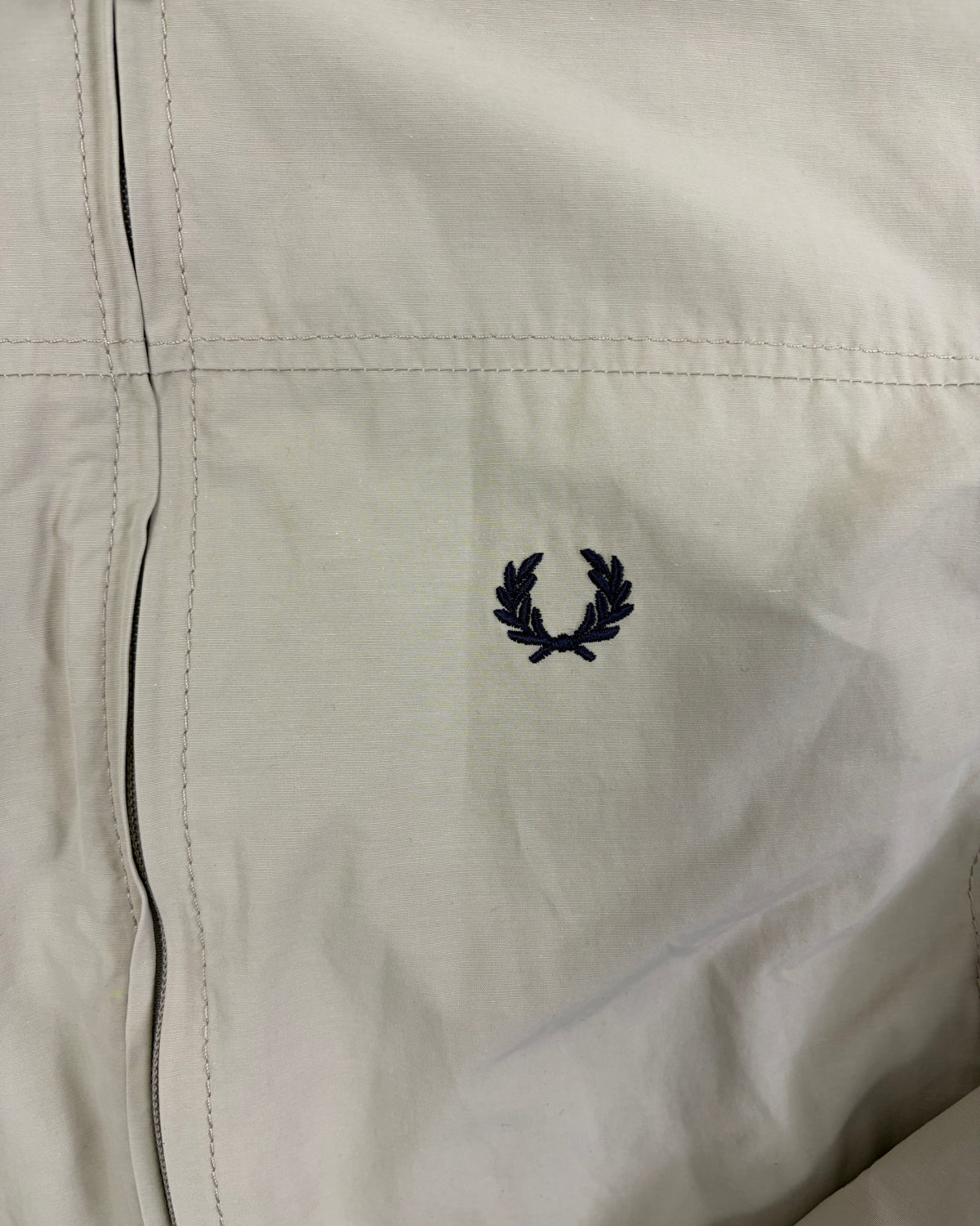 Fred Perry Harrington-Jacke Beige mit Navy-Futter Größe L – Detail