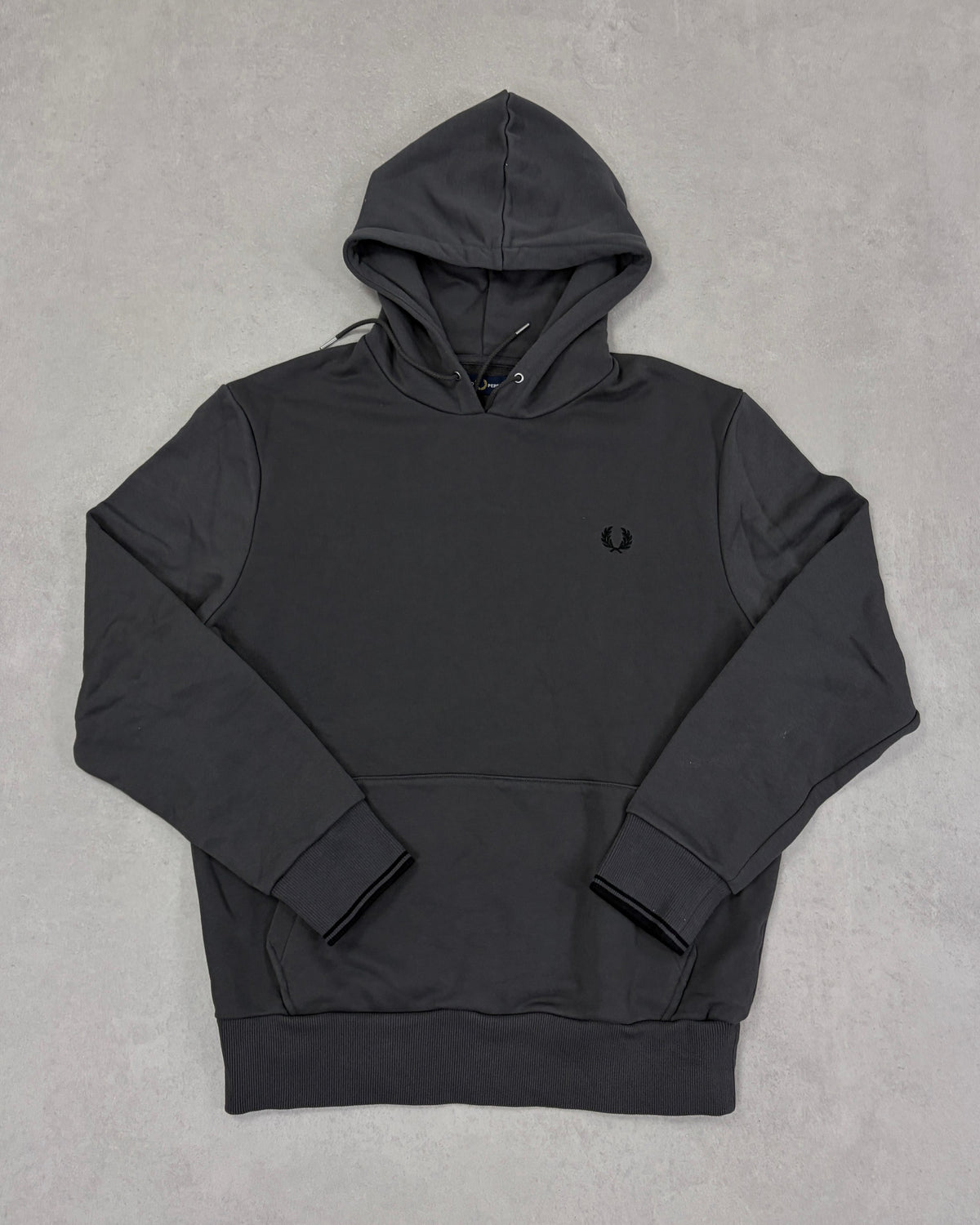 Fred Perry Hoodie Anthrazit mit Lorbeerkranz Größe L – Vorderseite