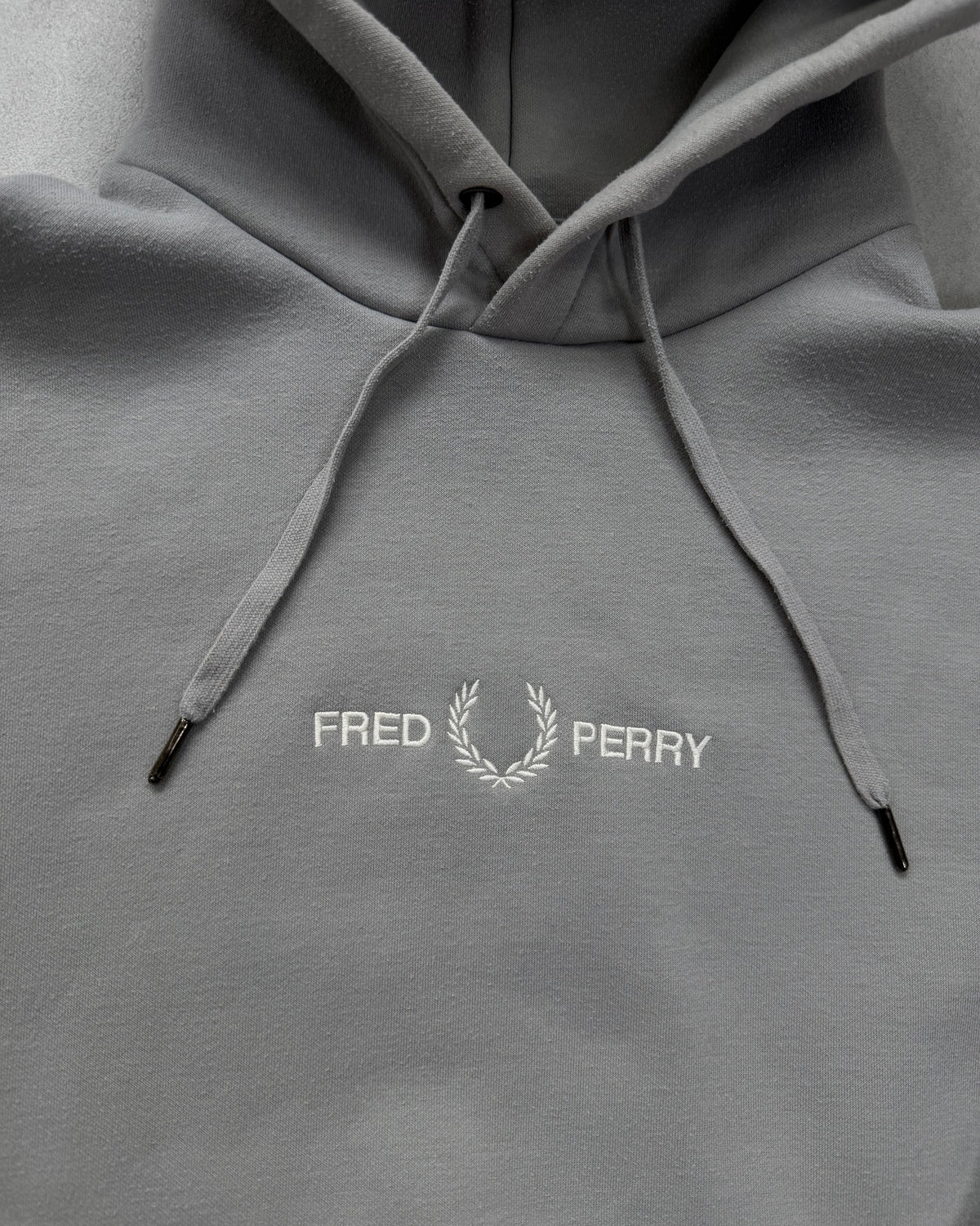 Fred Perry Hoodie Grau mit gesticktem Logo Größe M – Detail