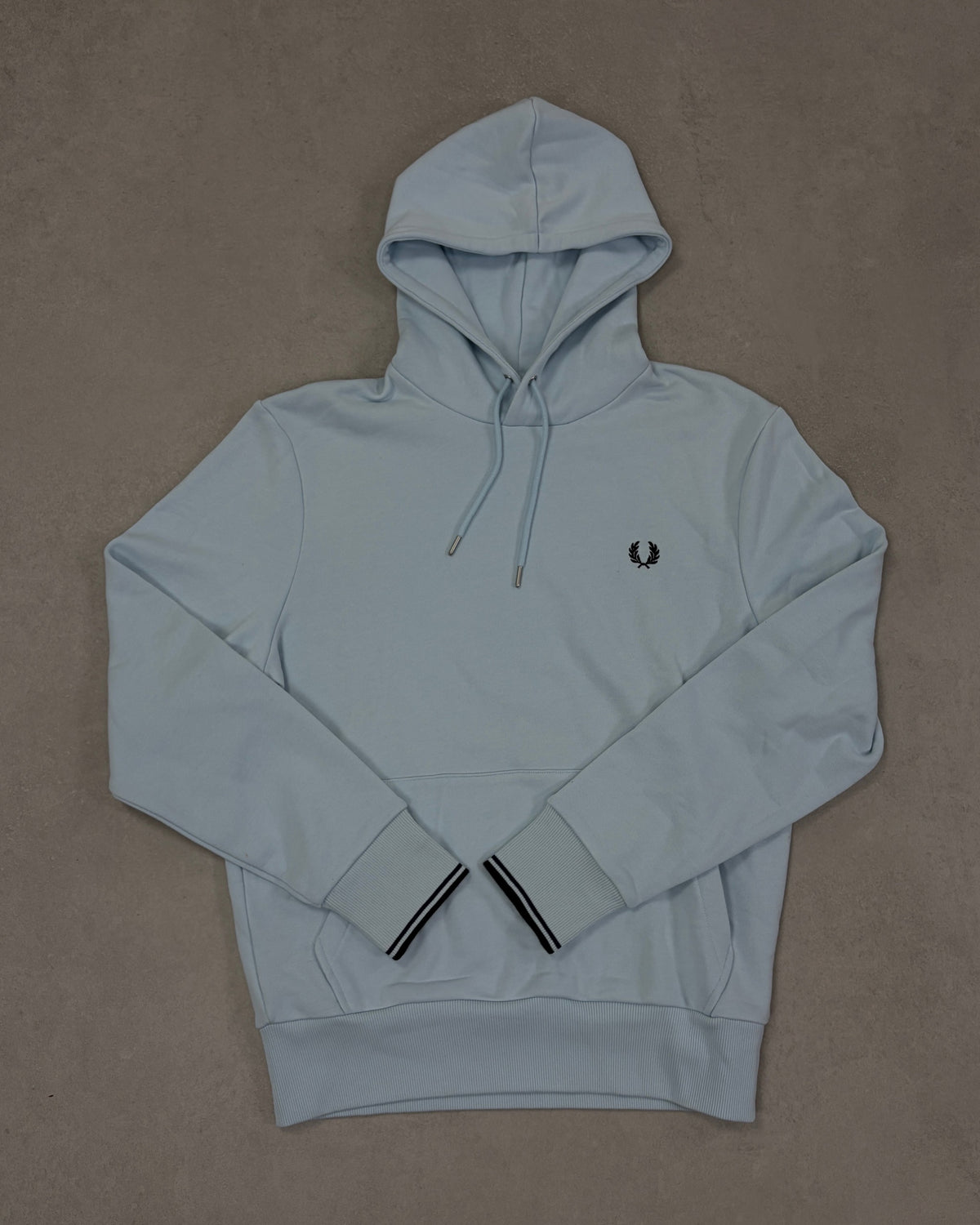 Fred Perry Hoodie Hellgrau-Blau mit Tipping-Bündchen Größe M – Vorderseite