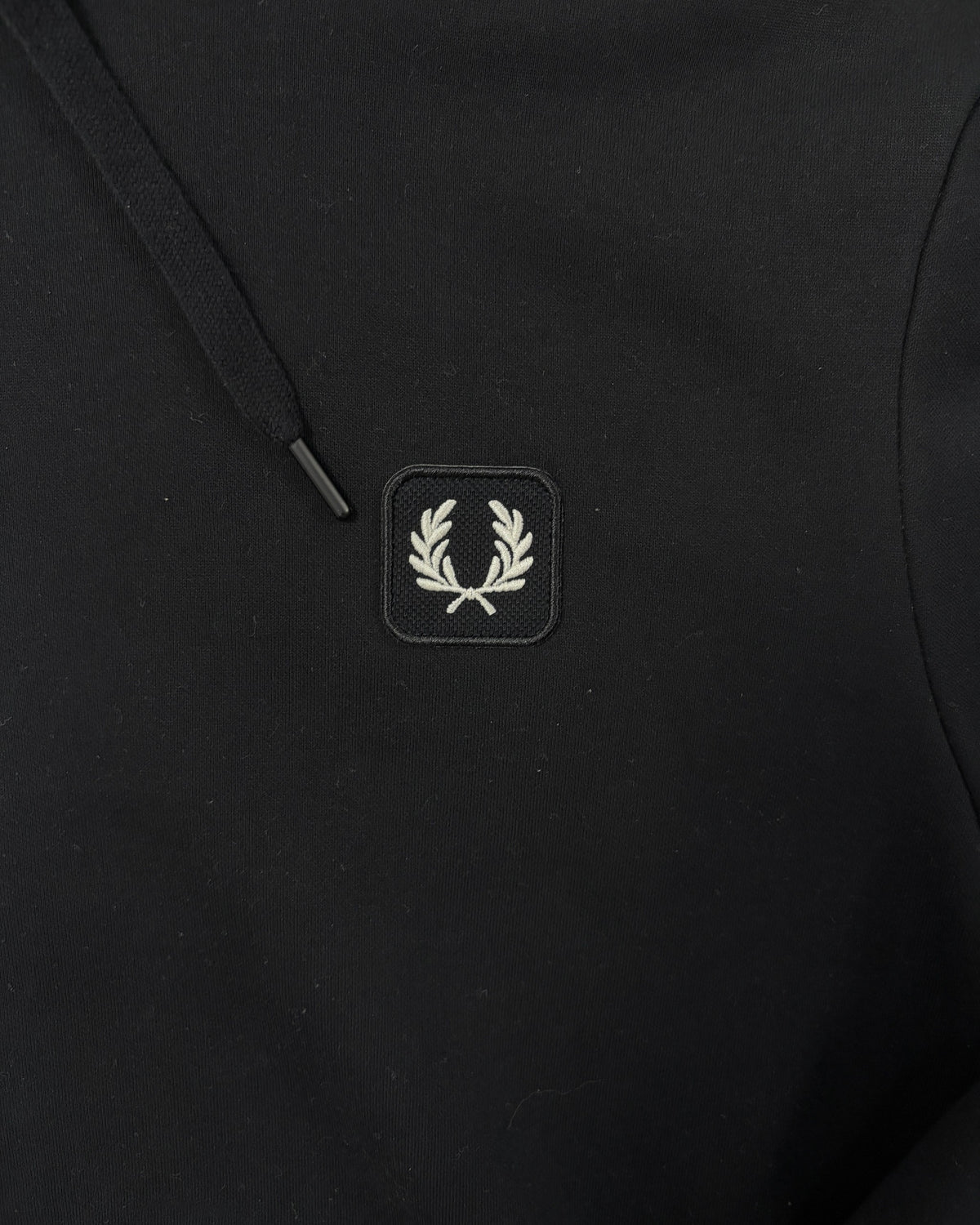Fred Perry Hoodie Schwarz mit Lorbeer-Patch Größe L – Detail