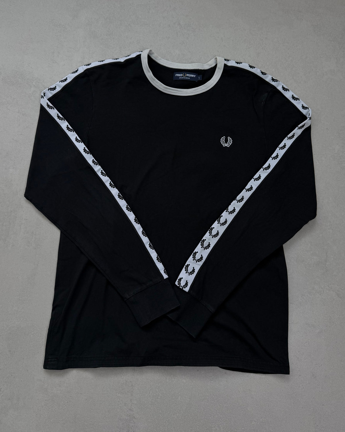 Fred Perry Langarmshirt Schwarz mit Lorbeerkranz-Tape Größe L – Vorderseite