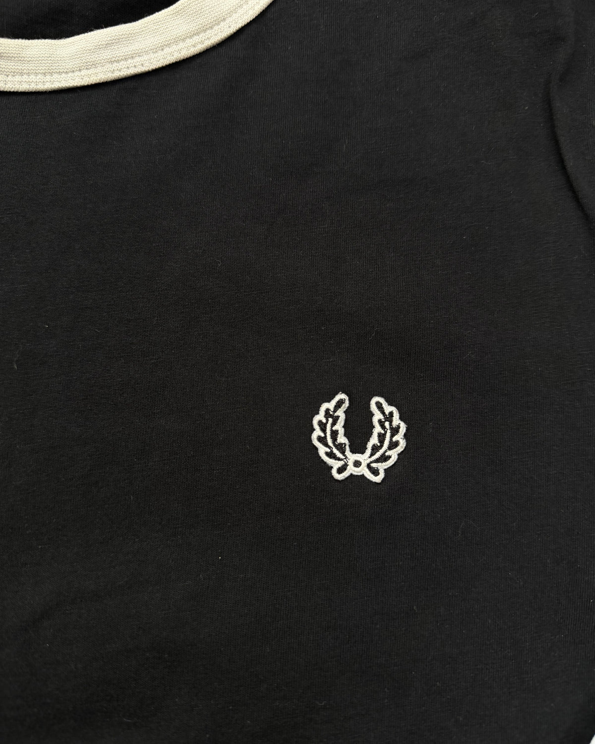 Fred Perry Langarmshirt Schwarz mit Lorbeerkranz-Tape Größe L – Detail