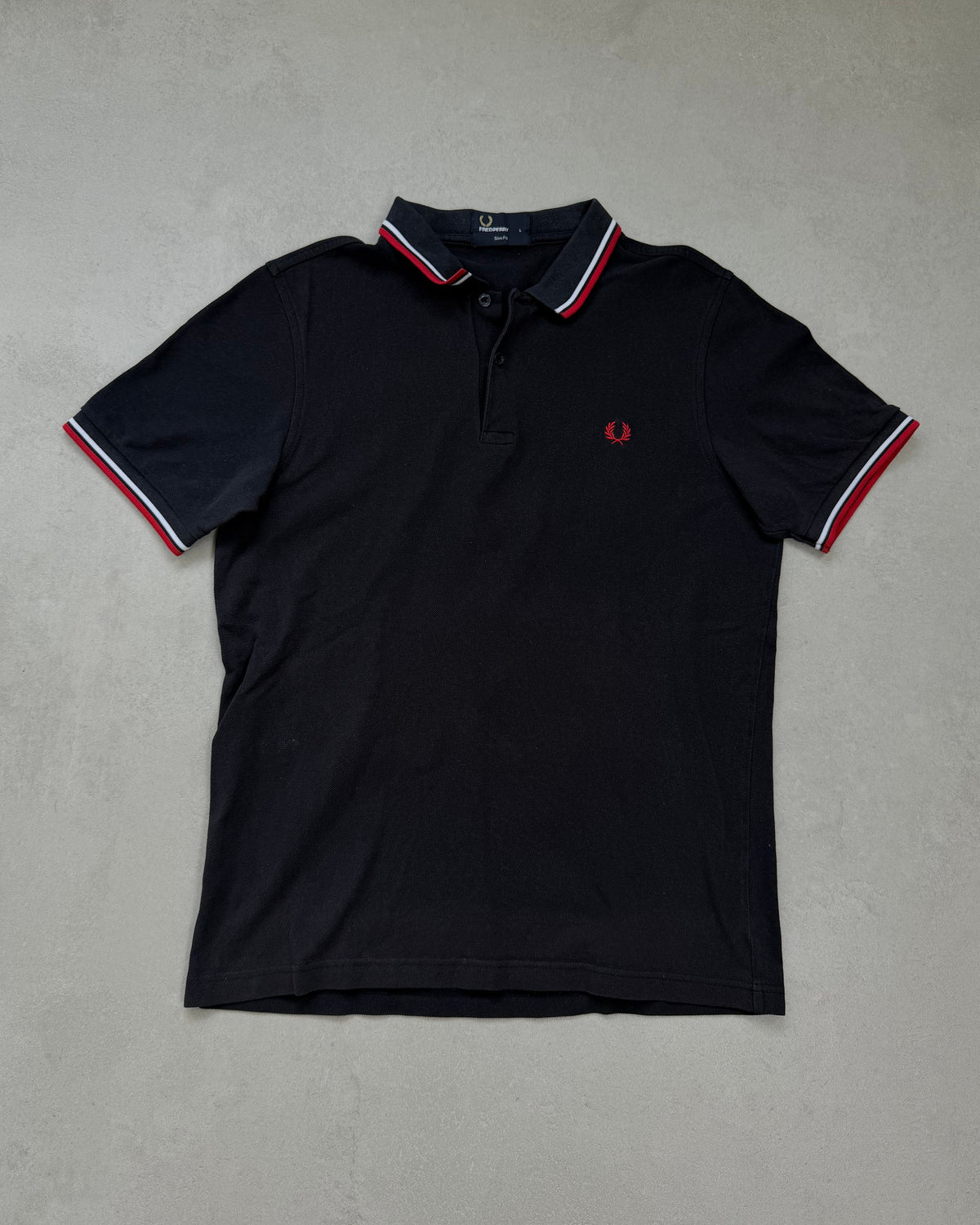 Fred Perry Polo Schwarz mit Rot-Weiß-Tipping Slim Fit Größe L – Vorderseite