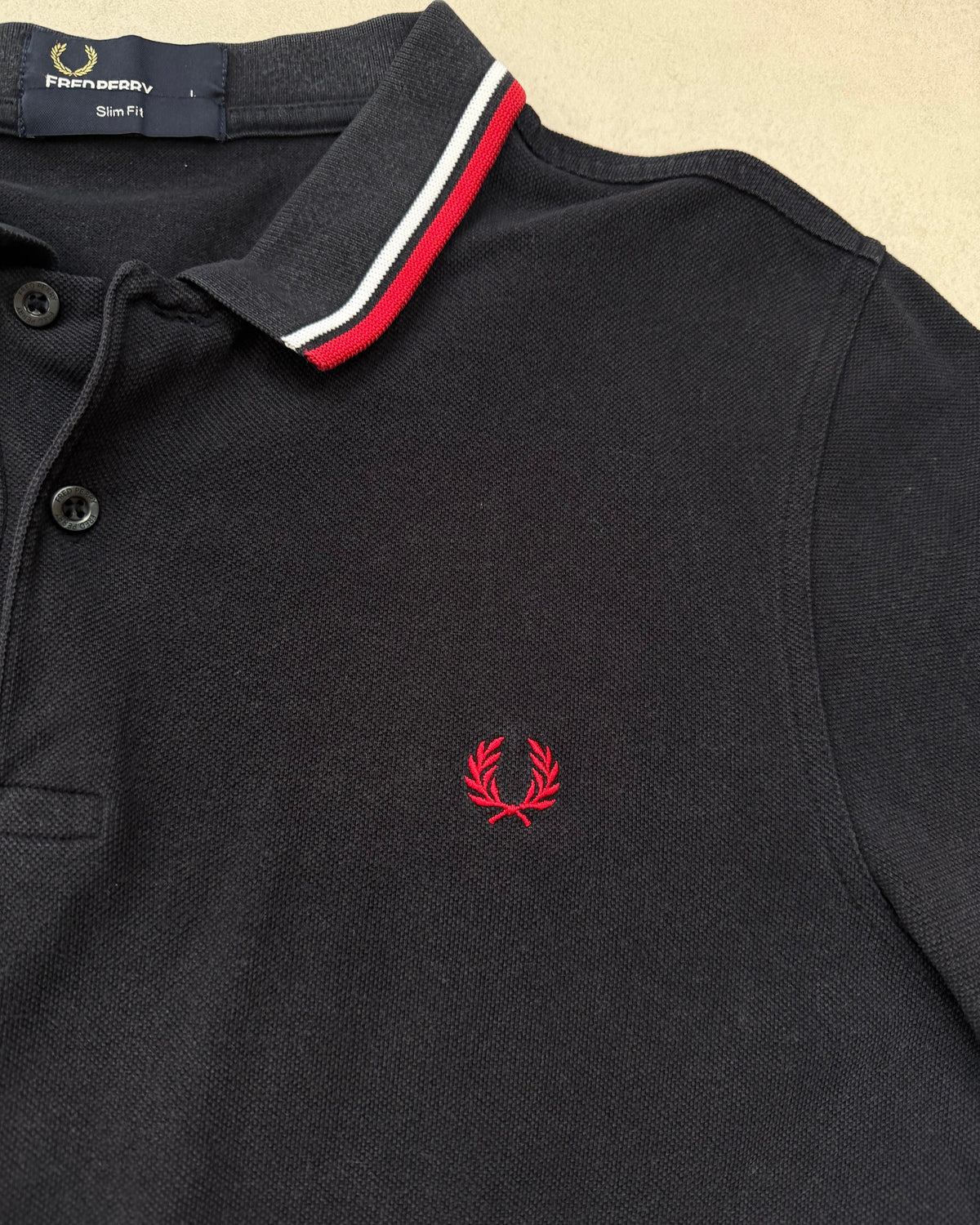 Fred Perry Polo Schwarz mit Rot-Weiß-Tipping Slim Fit Größe L – Detail