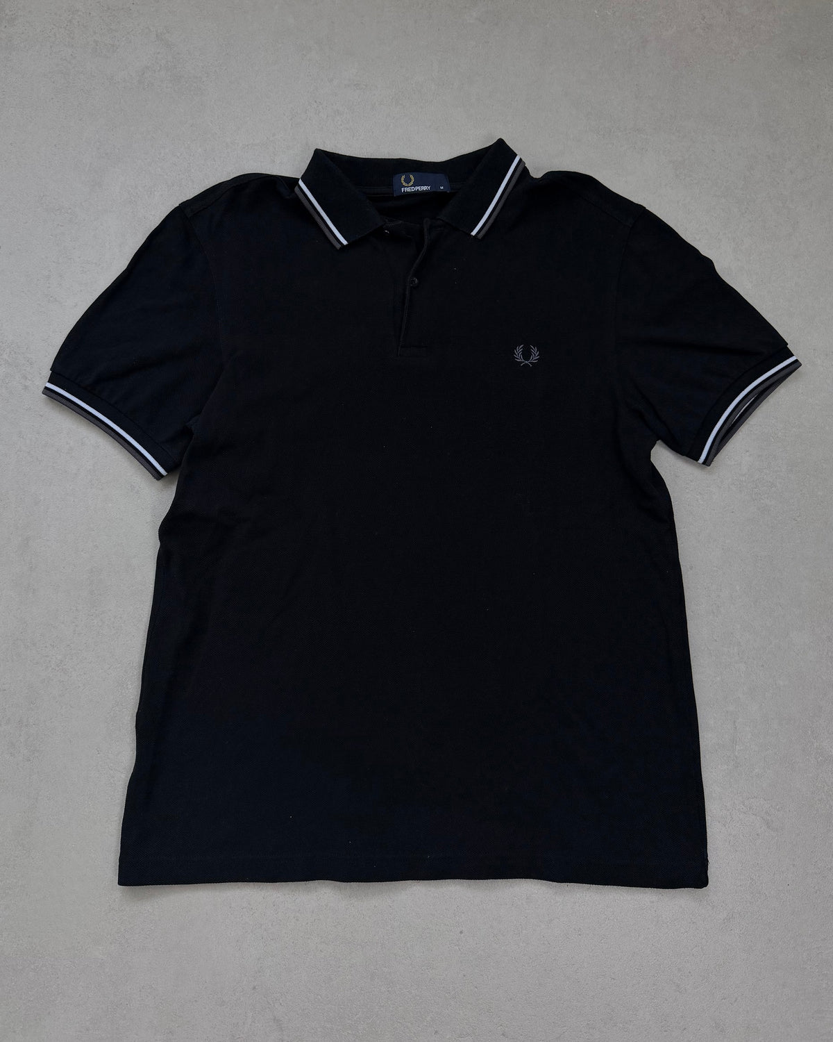 Fred Perry Polo Schwarz mit Weiß-Grau-Tipping Größe M – Vorderseite