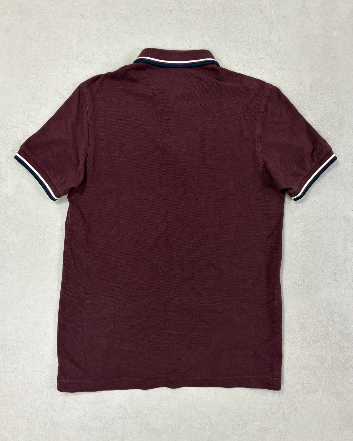 Fred Perry Poloshirt Bordeaux mit Navy-Weiß-Tipping Größe S – Rückseite