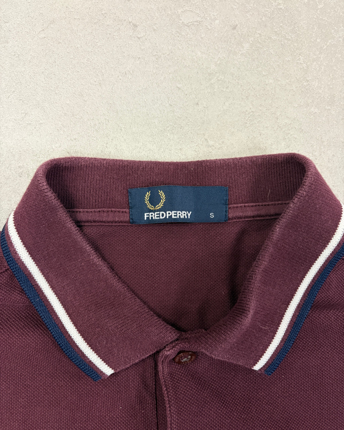 Fred Perry Poloshirt Bordeaux mit Navy-Weiß-Tipping Größe S – Etikett