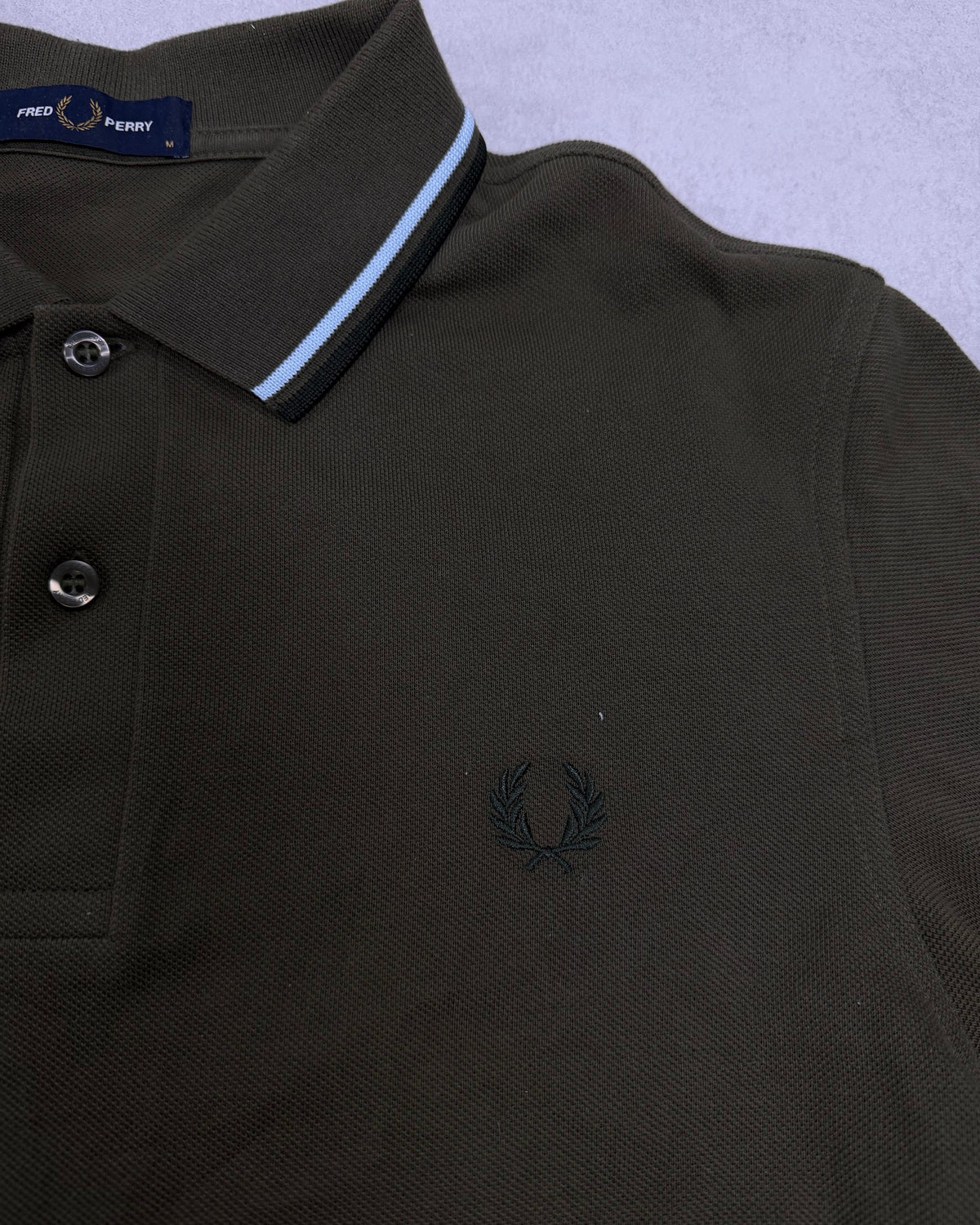Fred Perry Poloshirt Oliv mit Twin Tipping Größe M – Detail