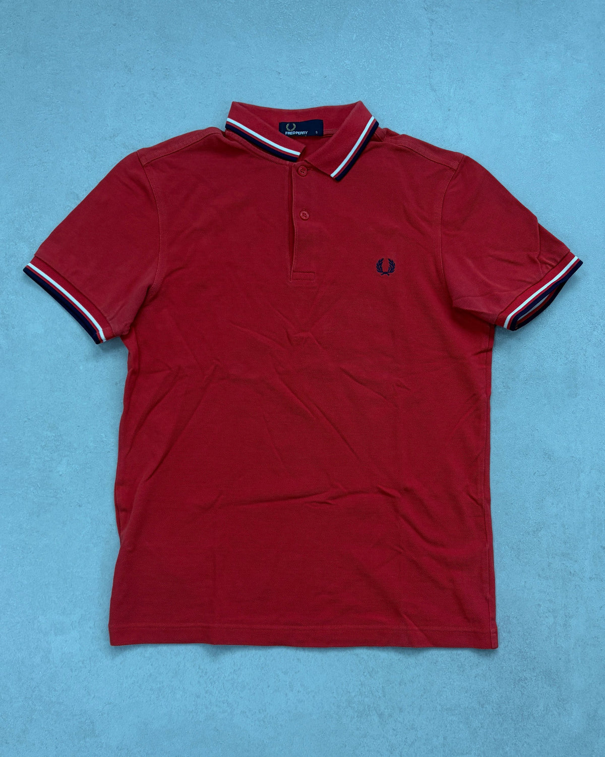 Fred Perry Poloshirt Rot mit Navy-Weiß-Tipping Größe S – Vorderseite