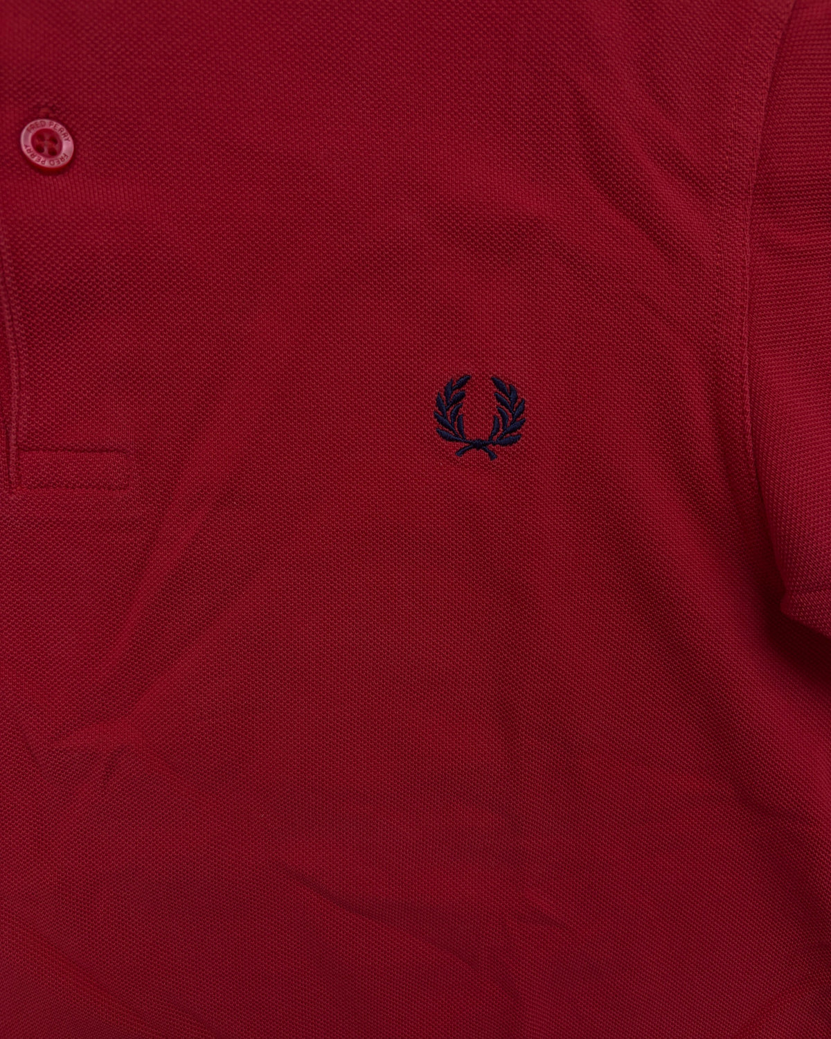 Fred Perry Poloshirt Rot mit Navy-Weiß-Tipping Größe S – Detail