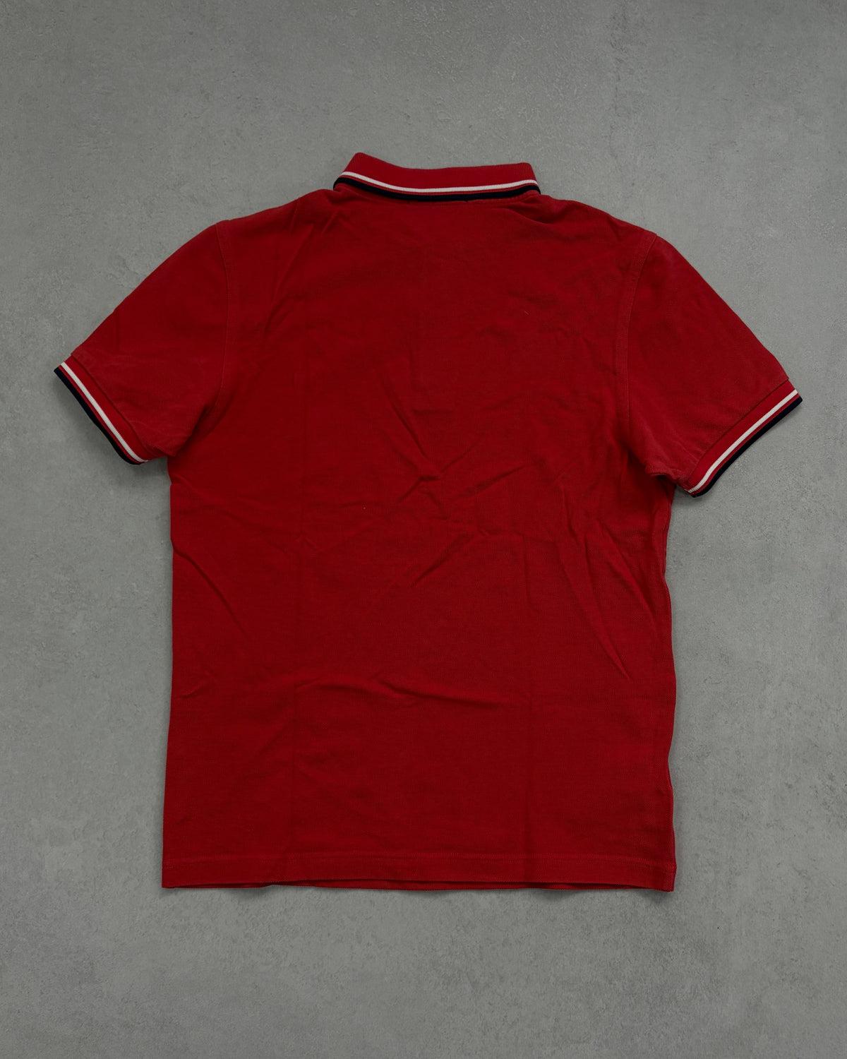 Fred Perry Poloshirt Rot mit Navy-Weiß-Tipping Größe S – Rückseite