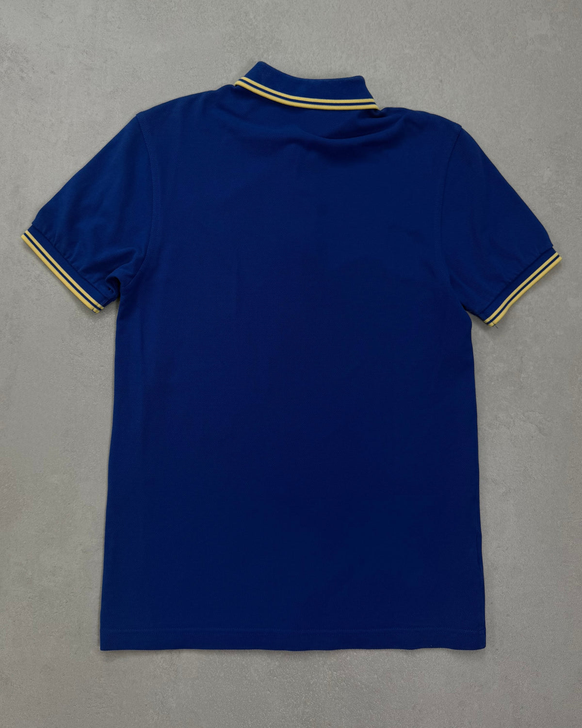 Fred Perry Poloshirt Royalblau mit Champagner-Tipping Größe S – Rückseite