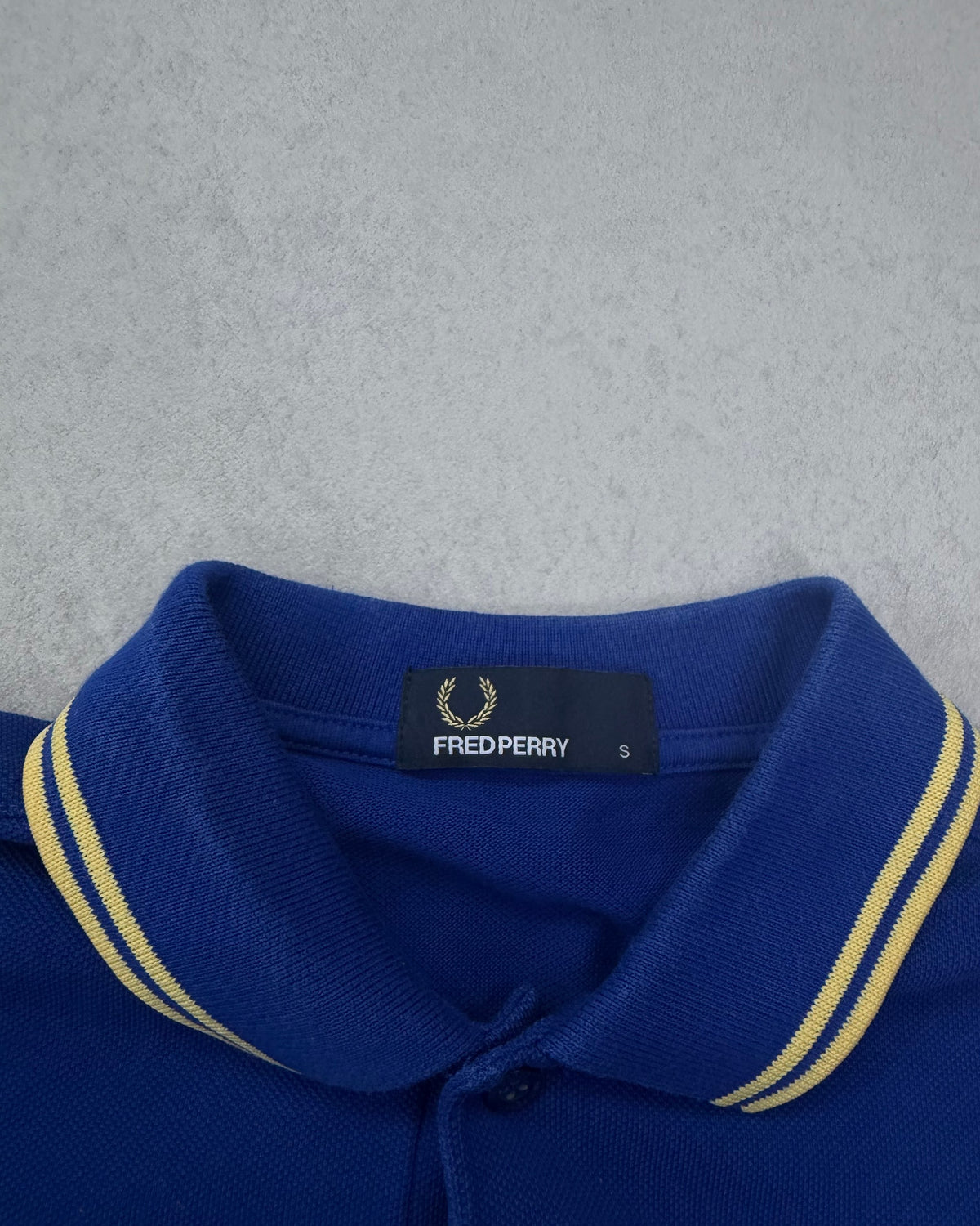 Fred Perry Poloshirt Royalblau mit Champagner-Tipping Größe S – Etikett