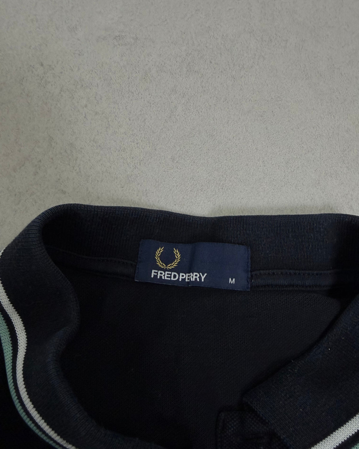 Fred Perry Poloshirt Schwarz mit Mint-Tipping Größe M – Etikett