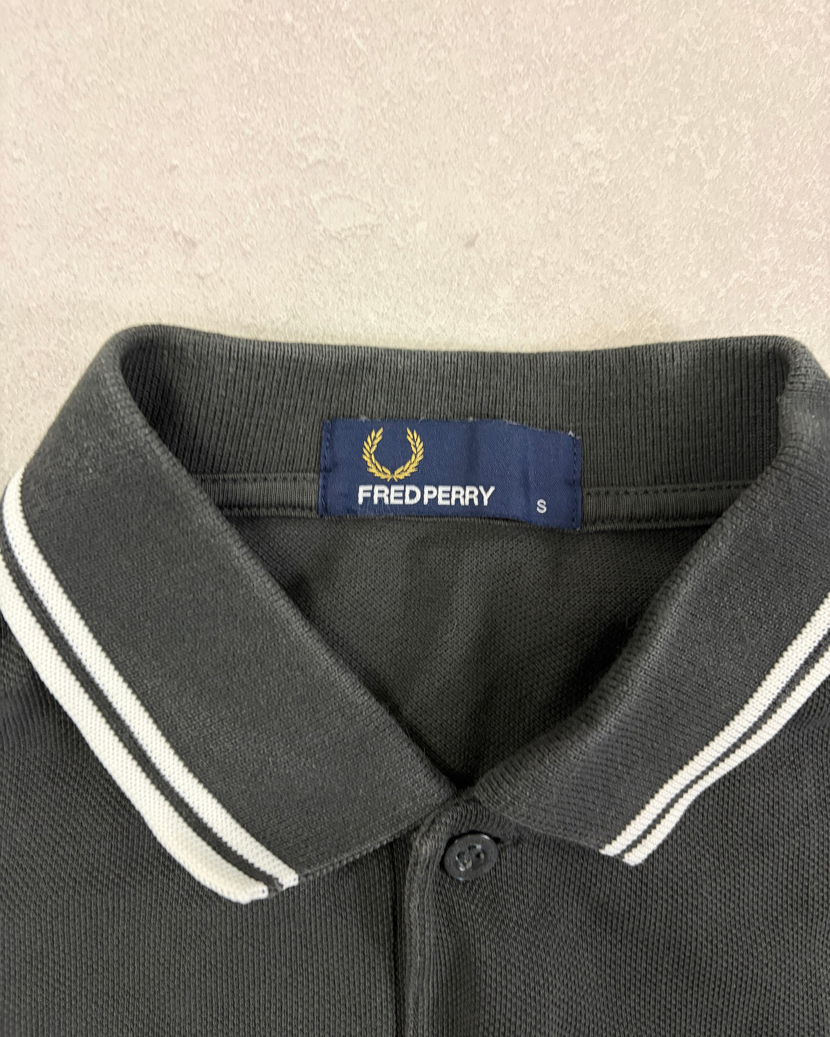 Fred Perry Poloshirt Schwarz mit weißem Twin Tipping Größe S – Etikett