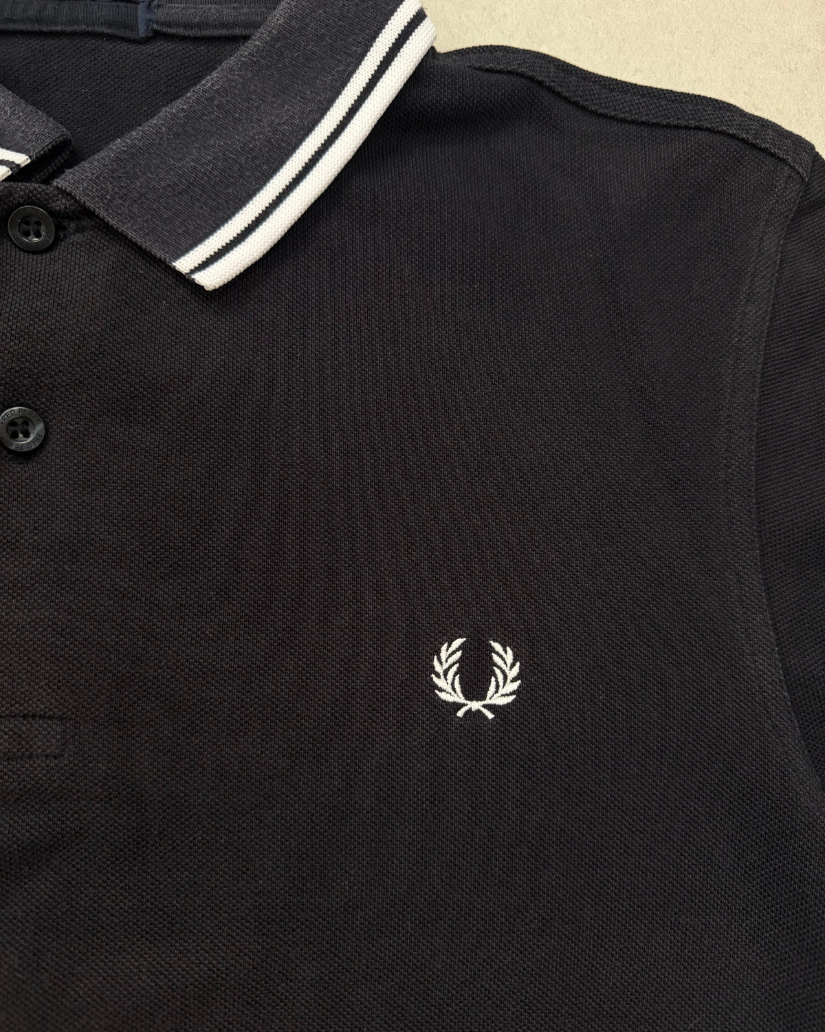 Fred Perry Poloshirt Schwarz mit weißem Twin Tipping Größe L – Detail