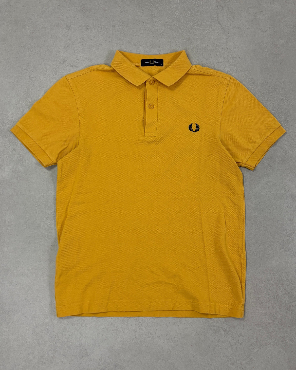 Fred Perry Poloshirt Senfgelb Größe S – Vorderseite
