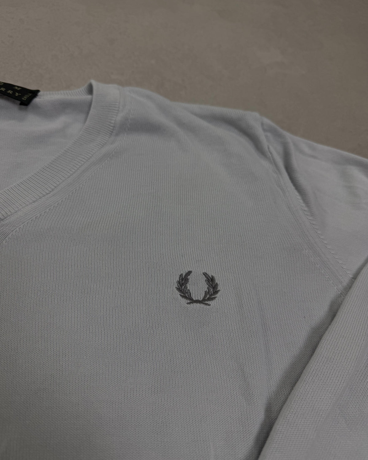 Fred Perry Pullover Hellgrau mit V-Ausschnitt Größe M – Detail