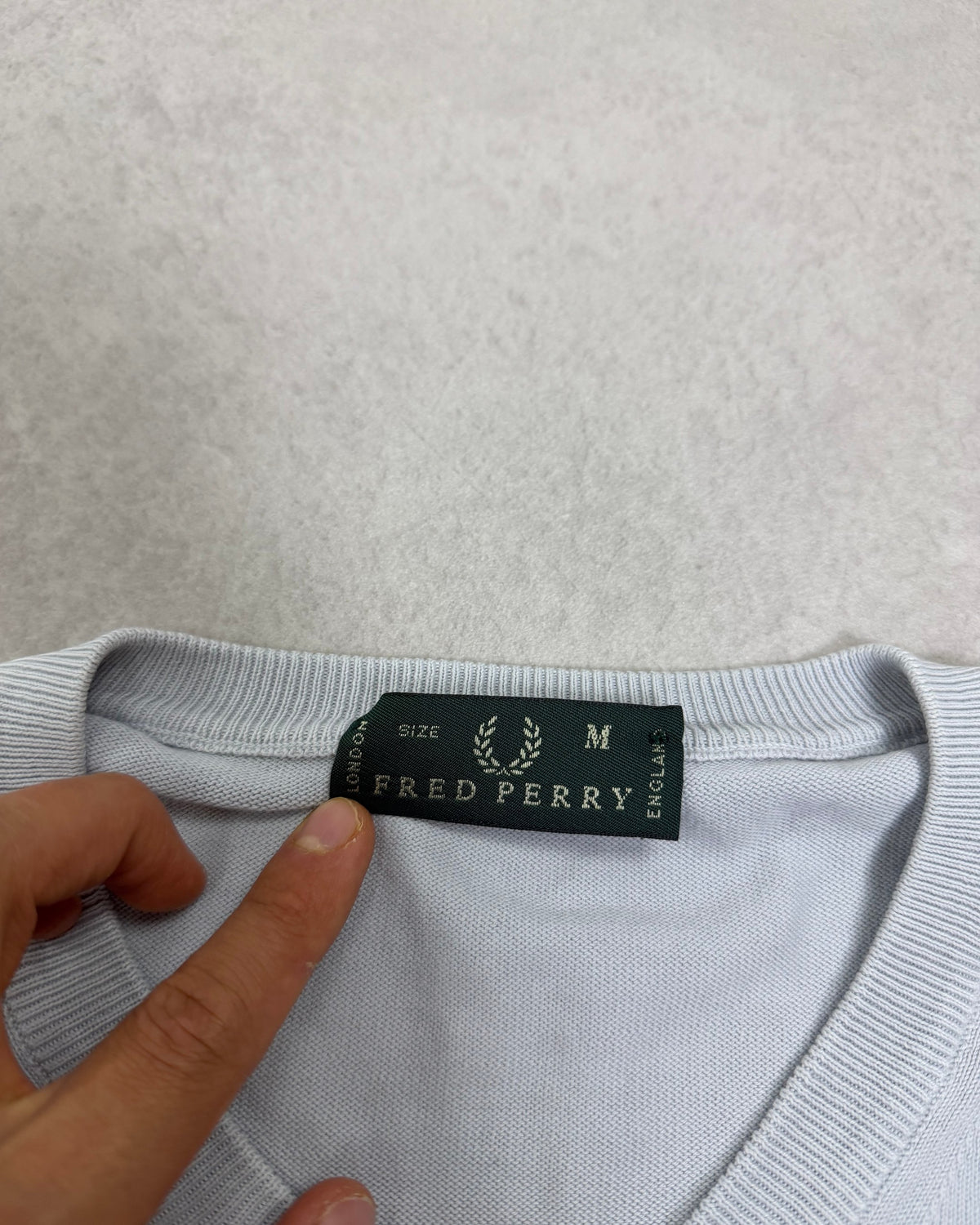 Fred Perry Pullover Hellgrau mit V-Ausschnitt Größe M – Etikett