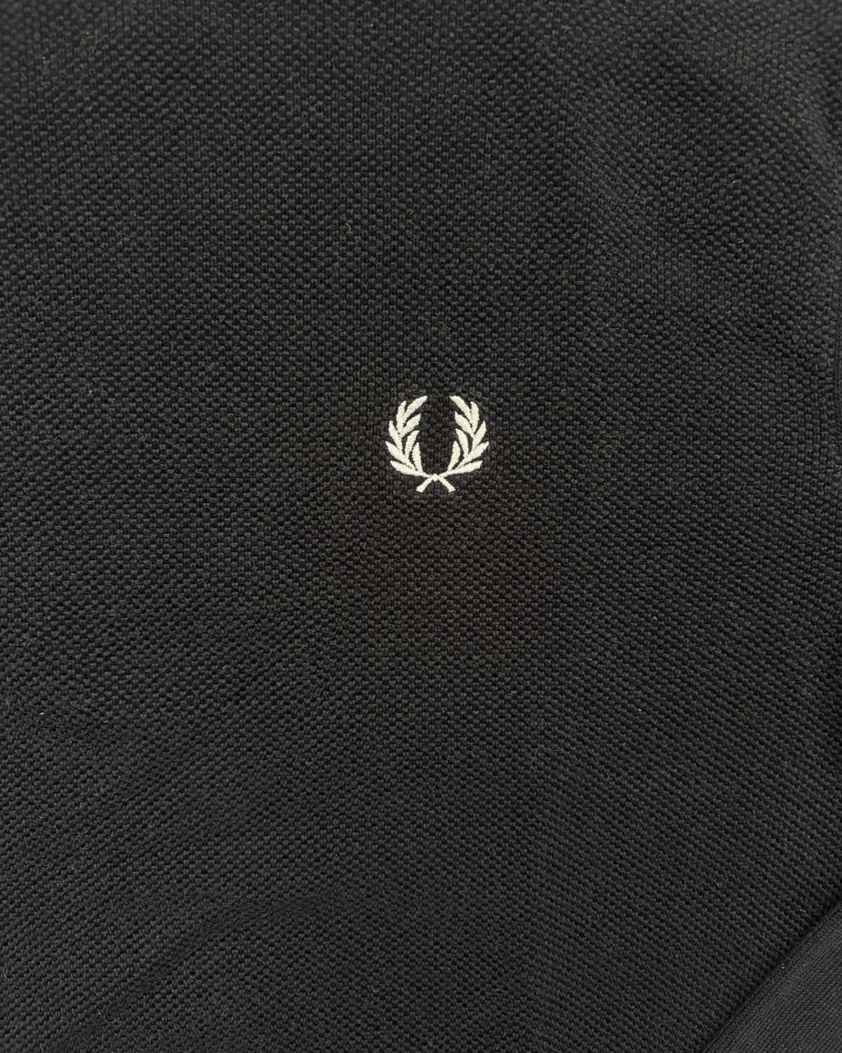 Fred Perry Pullover Schwarz mit Tipping-Bündchen Größe M – Detail