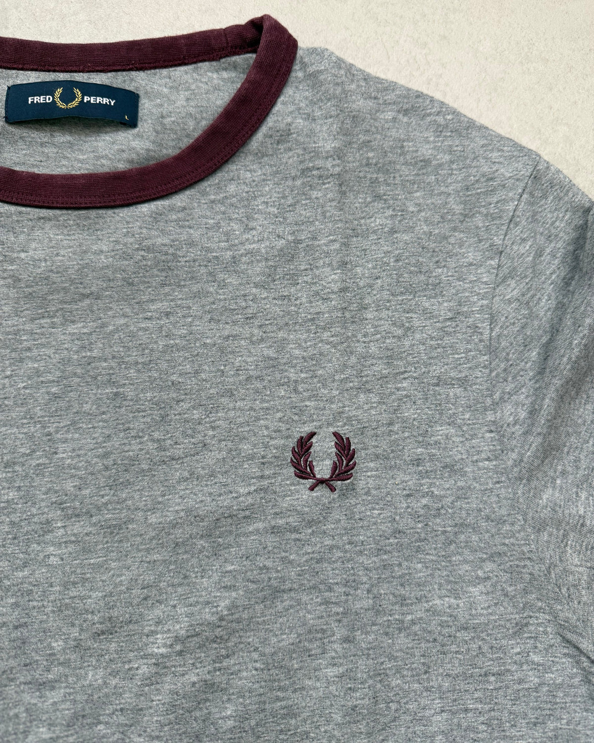 Fred Perry Ringer T-Shirt Grau meliert mit Bordeaux-Bündchen Größe L – Detail