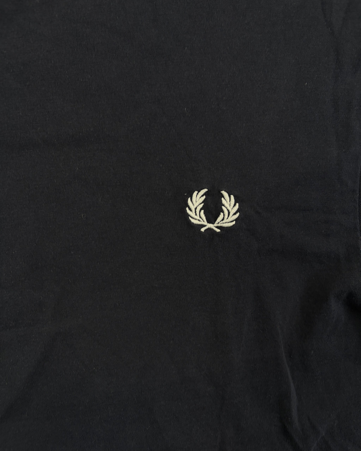 Fred Perry Ringer T-Shirt Navy mit roten Bündchen Größe L – Detail