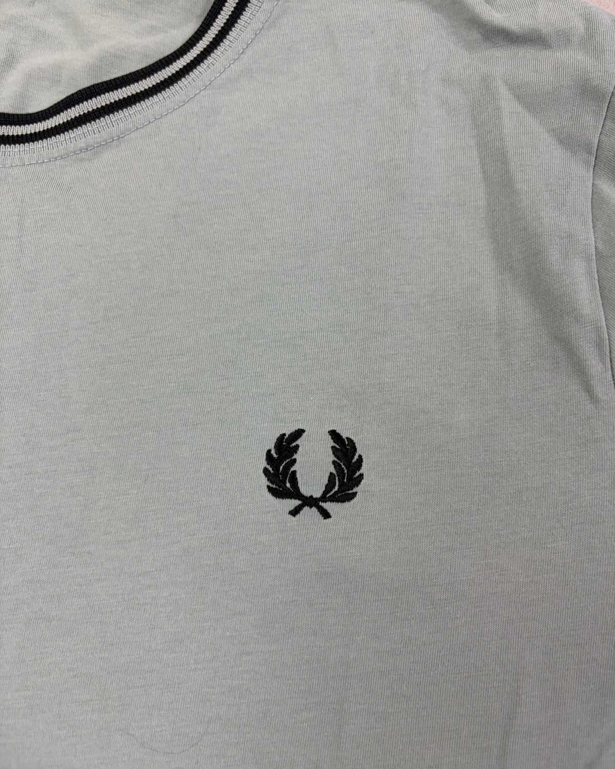 Fred Perry Ringer T-Shirt Salbeigrau mit Twin Tipping Größe L – Detail