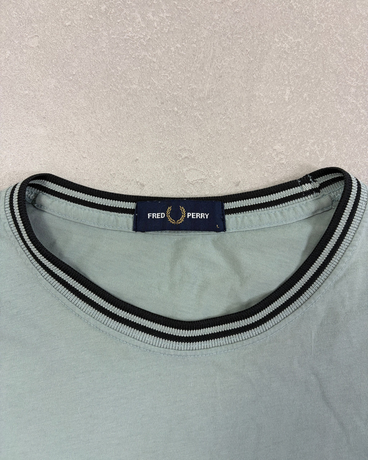Fred Perry Ringer T-Shirt Salbeigrau mit Twin Tipping Größe L – Etikett