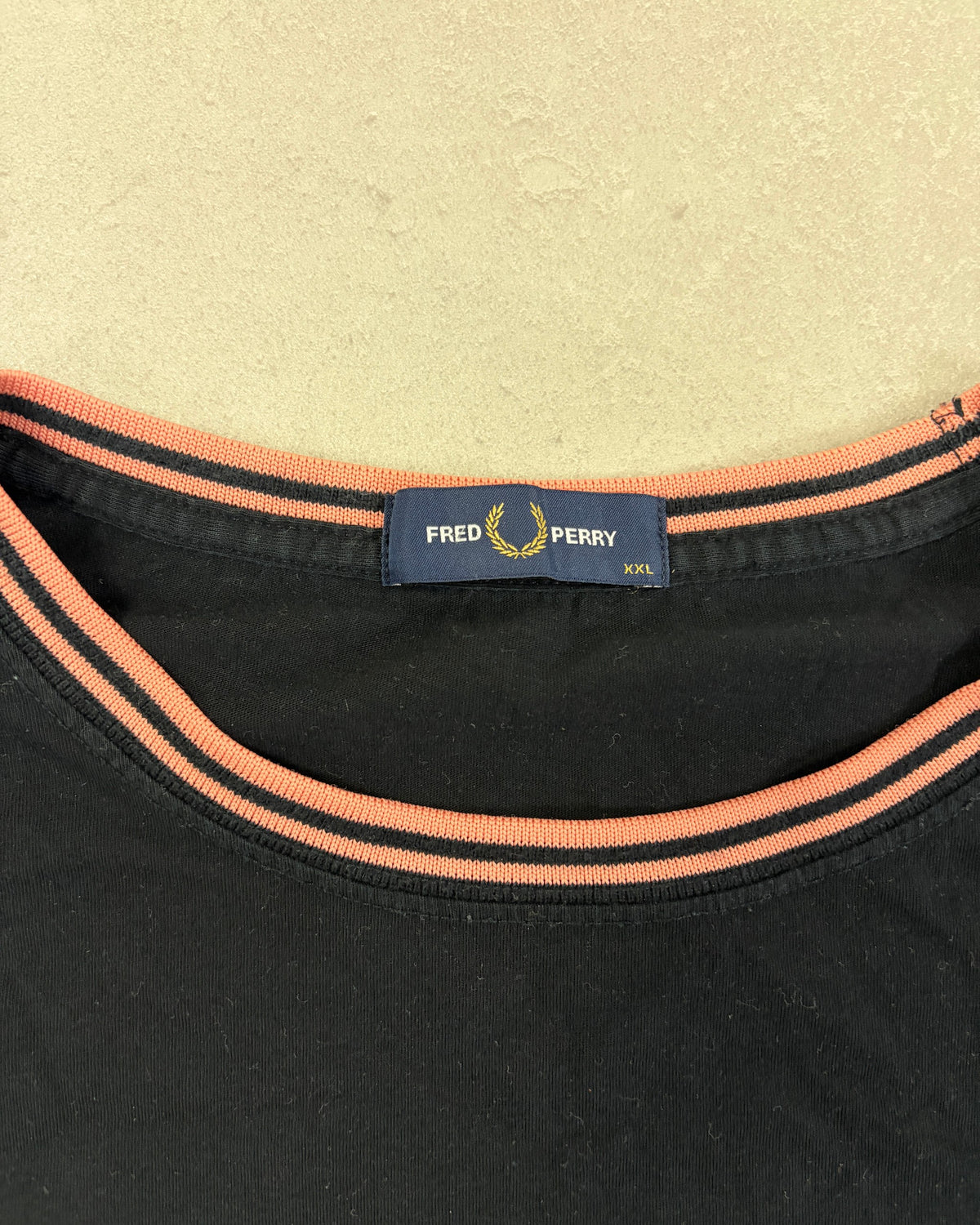 Fred Perry Ringer T-Shirt Schwarz mit Koralle-Tipping Größe 2XL – Etikett