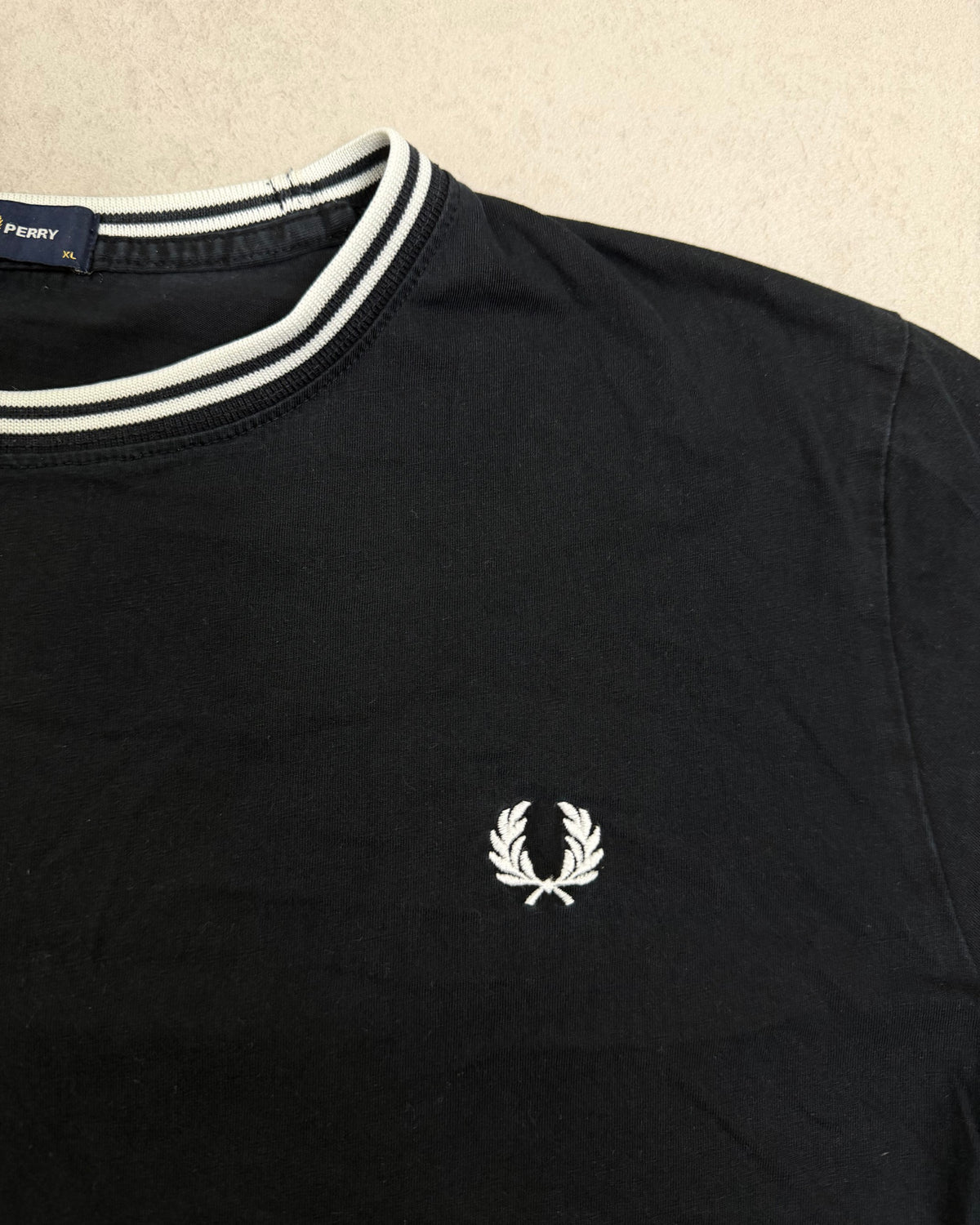 Fred Perry Ringer T-Shirt Schwarz mit Twin Tipping Größe XL – Detail