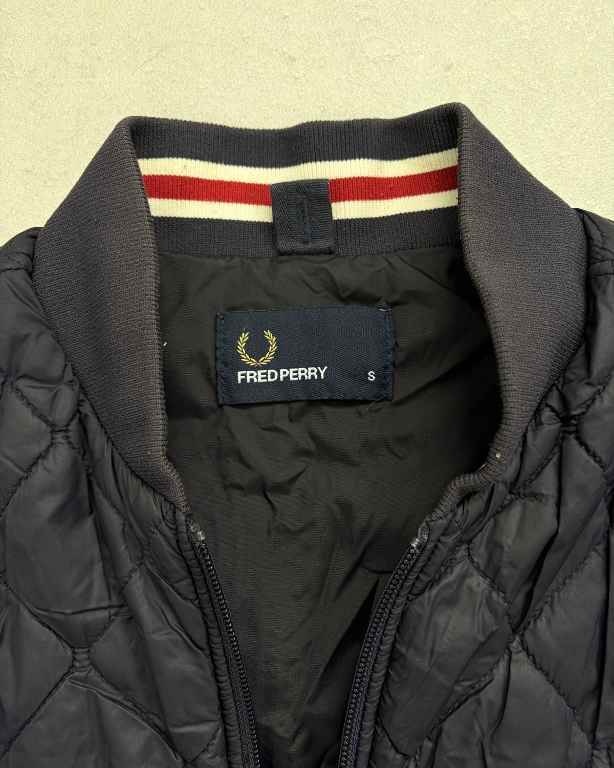 Fred Perry Steppweste Navy Größe S – Etikett