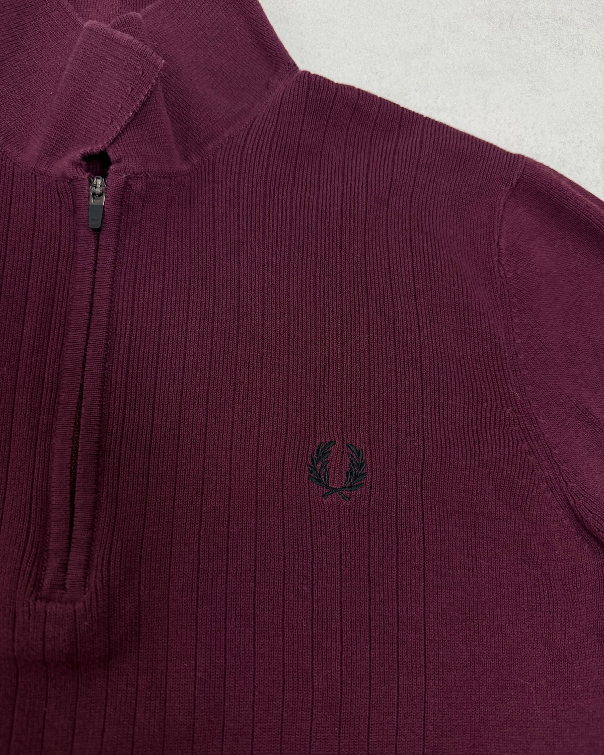 Fred Perry Strick-Poloshirt Bordeaux mit Zip Größe S – Detail
