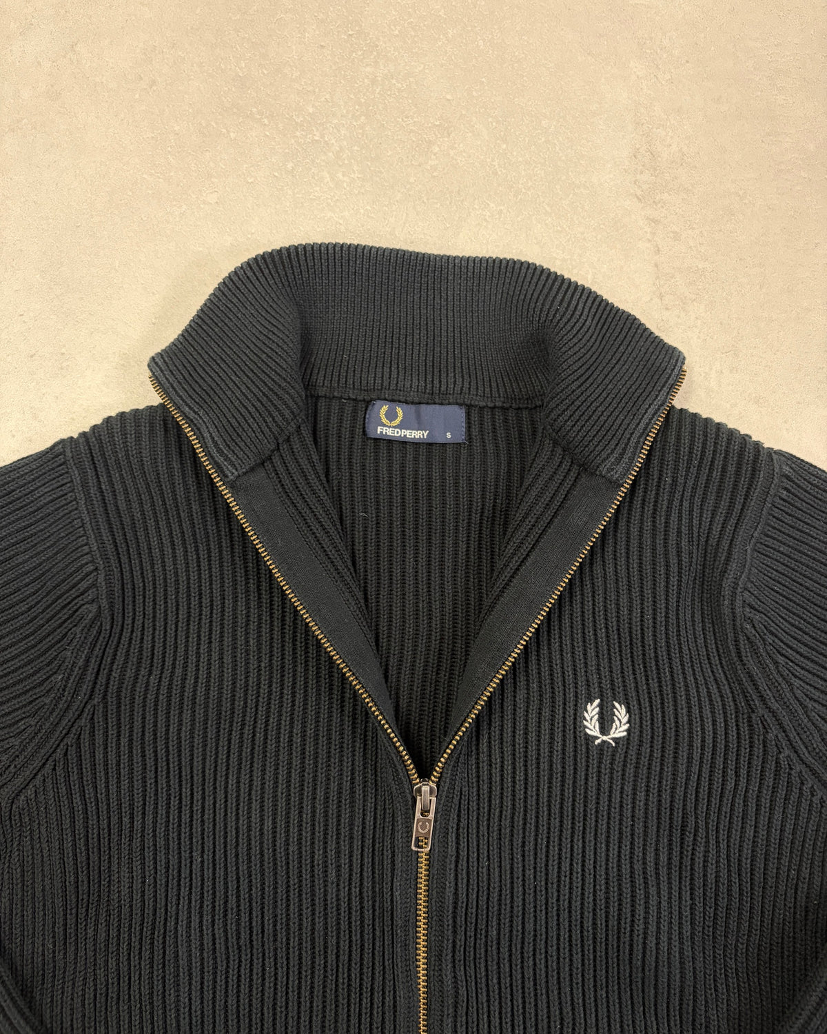 Fred Perry Strickjacke Schwarz mit Zip Größe S – Etikett