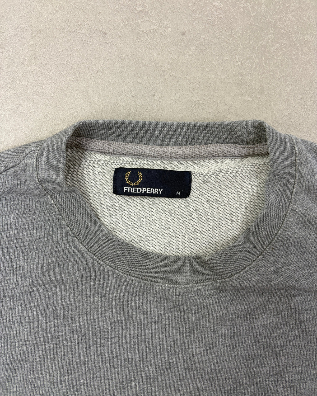 Fred Perry Pullover Grau meliert mit dunklem Tipping Größe M – Etikett