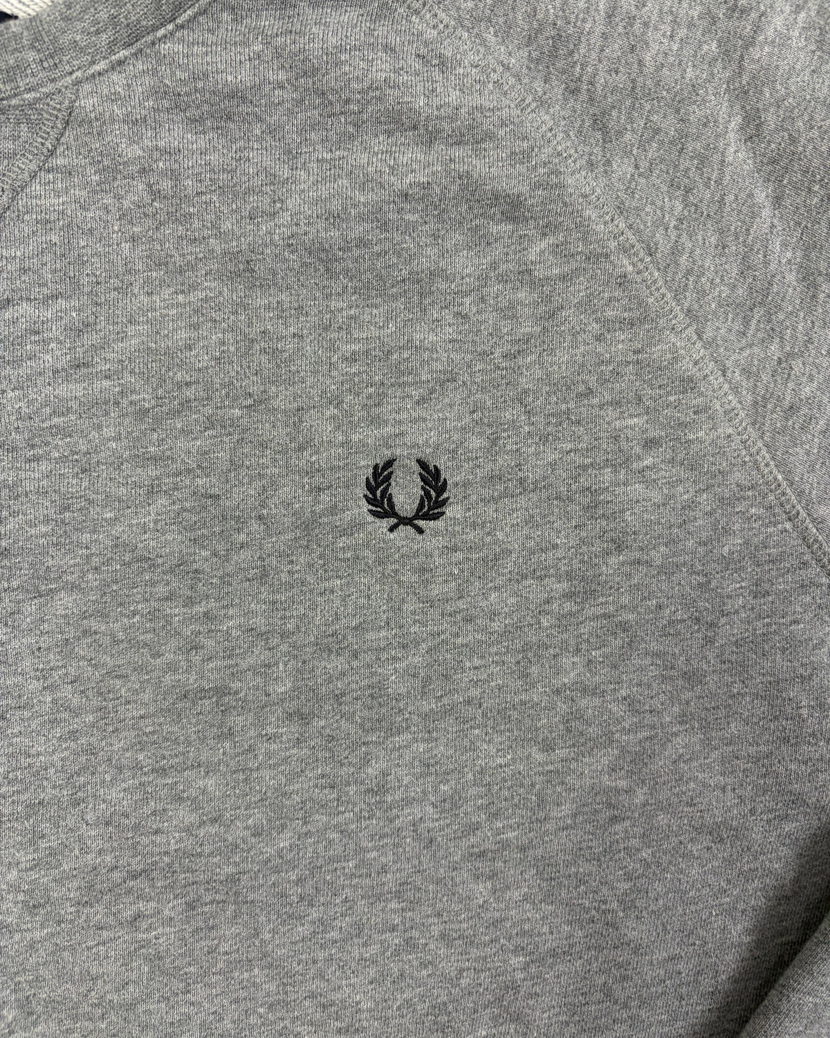 Fred Perry Pullover Grau meliert mit Tipping-Kragen Größe XL – Detail