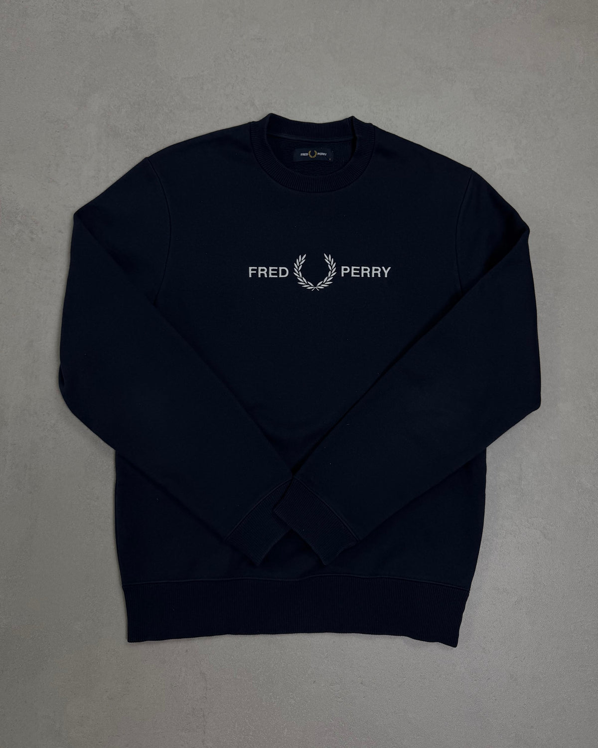 Fred Perry Pullover Navy mit gesticktem Schriftzug Größe S – Vorderseite