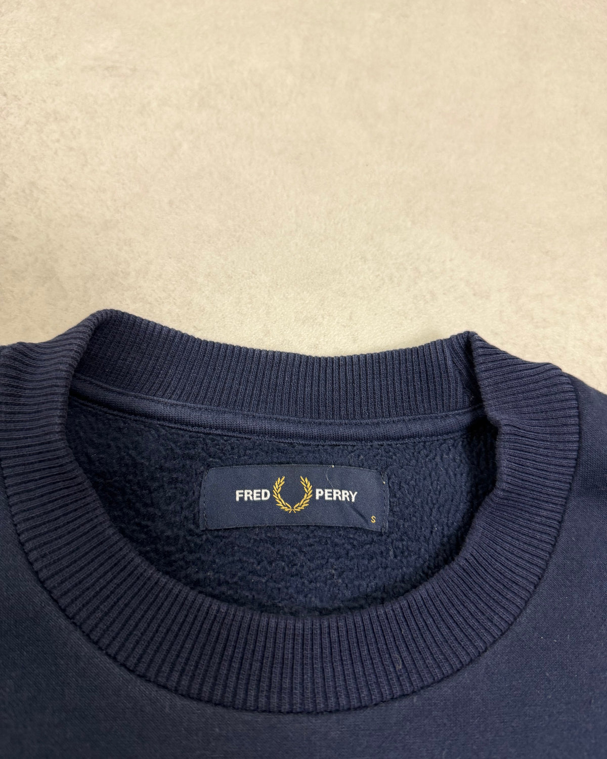 Fred Perry Pullover Navy mit gesticktem Schriftzug Größe S – Etikett