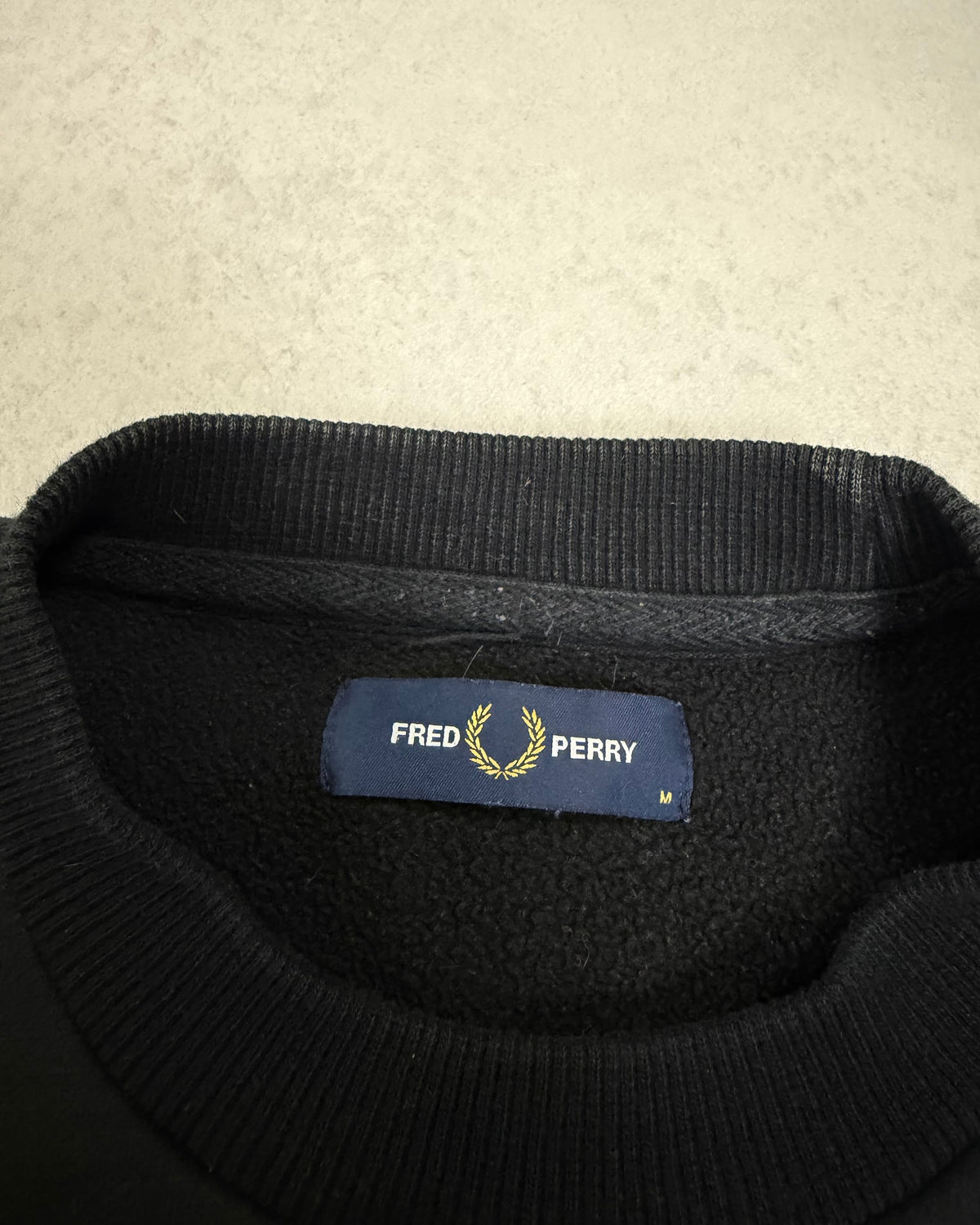 Fred Perry Pullover Schwarz mit Lorbeer-Print Größe M – Etikett