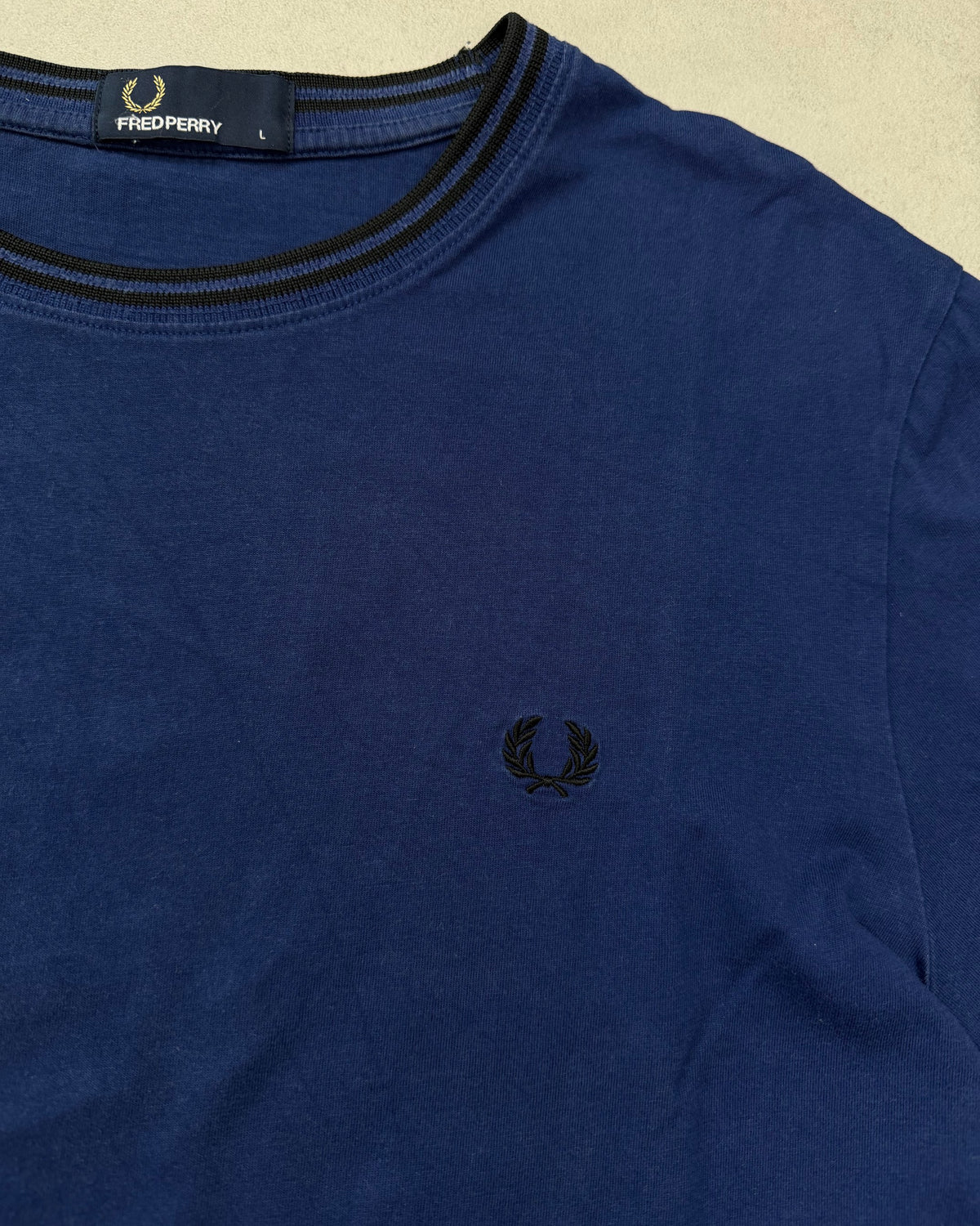 Fred Perry T-Shirt Blau mit Twin Tipping Größe L – Detail