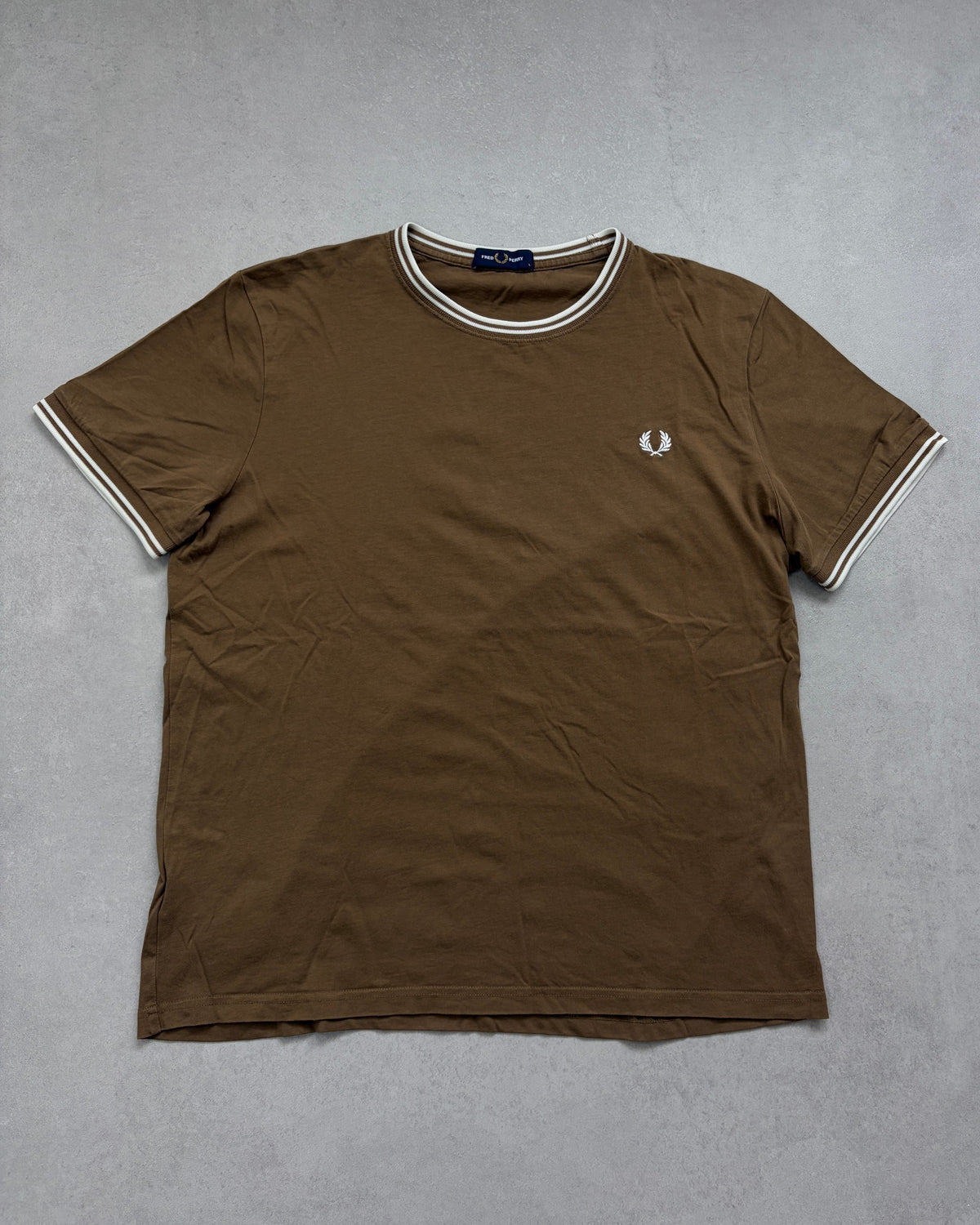 Fred Perry T-Shirt Braun mit Twin Tipping Größe L – Vorderseite