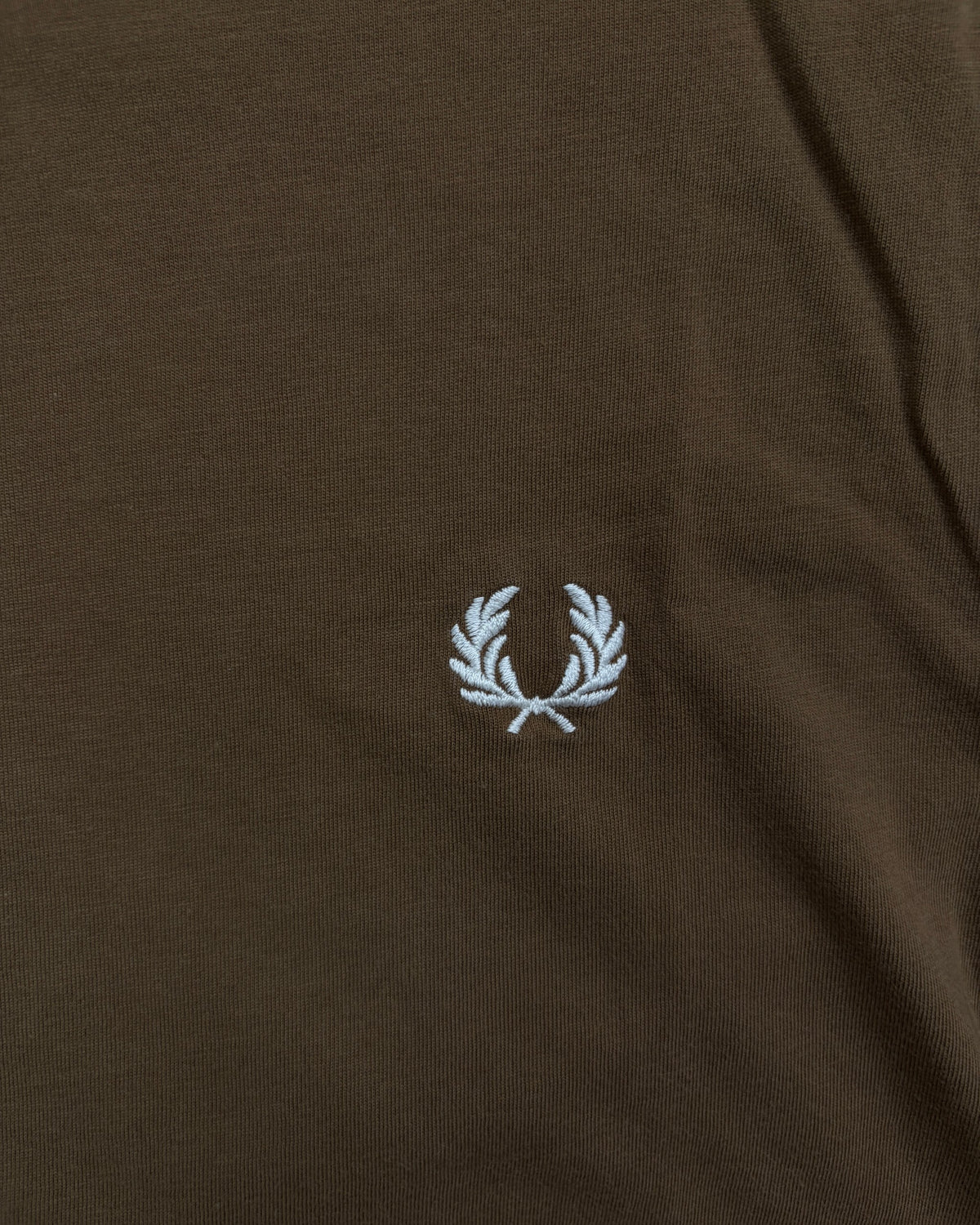 Fred Perry T-Shirt Braun mit Twin Tipping Größe L – Detail