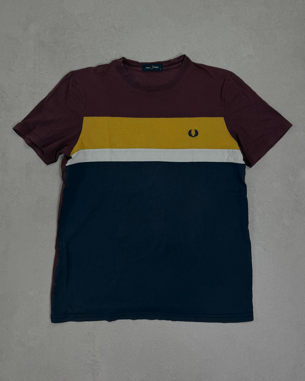 Fred Perry T-Shirt Colourblock Bordeaux-Senf-Navy Größe M – Vorderseite