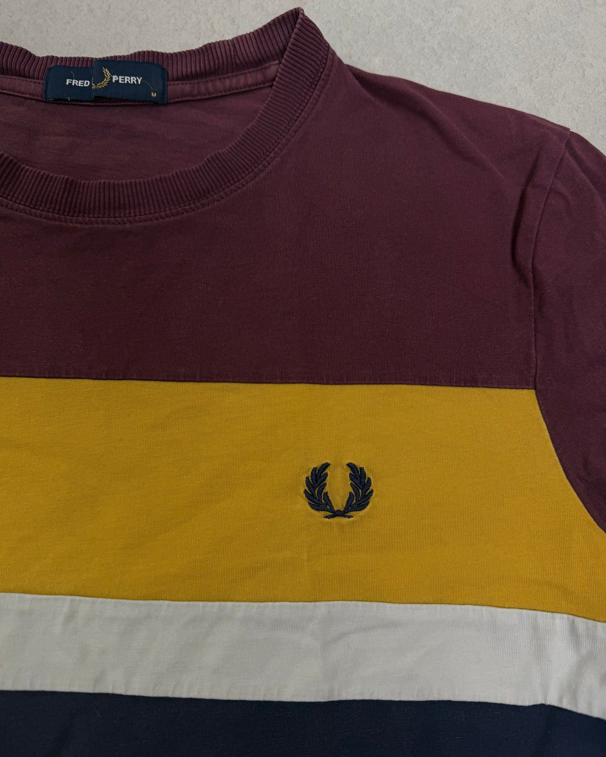 Fred Perry T-Shirt Colourblock Bordeaux-Senf-Navy Größe M – Detail