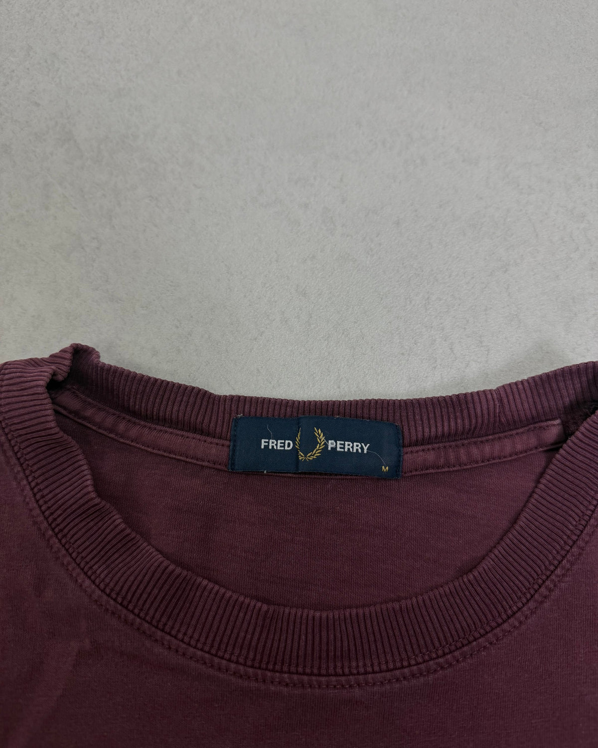 Fred Perry T-Shirt Colourblock Bordeaux-Senf-Navy Größe M – Etikett