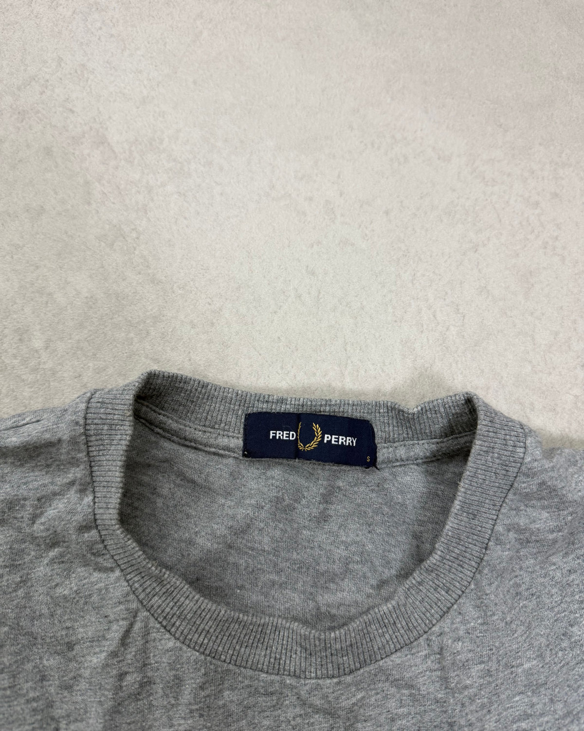 Fred Perry T-Shirt Grau meliert mit grünem Schriftzug Größe S – Etikett